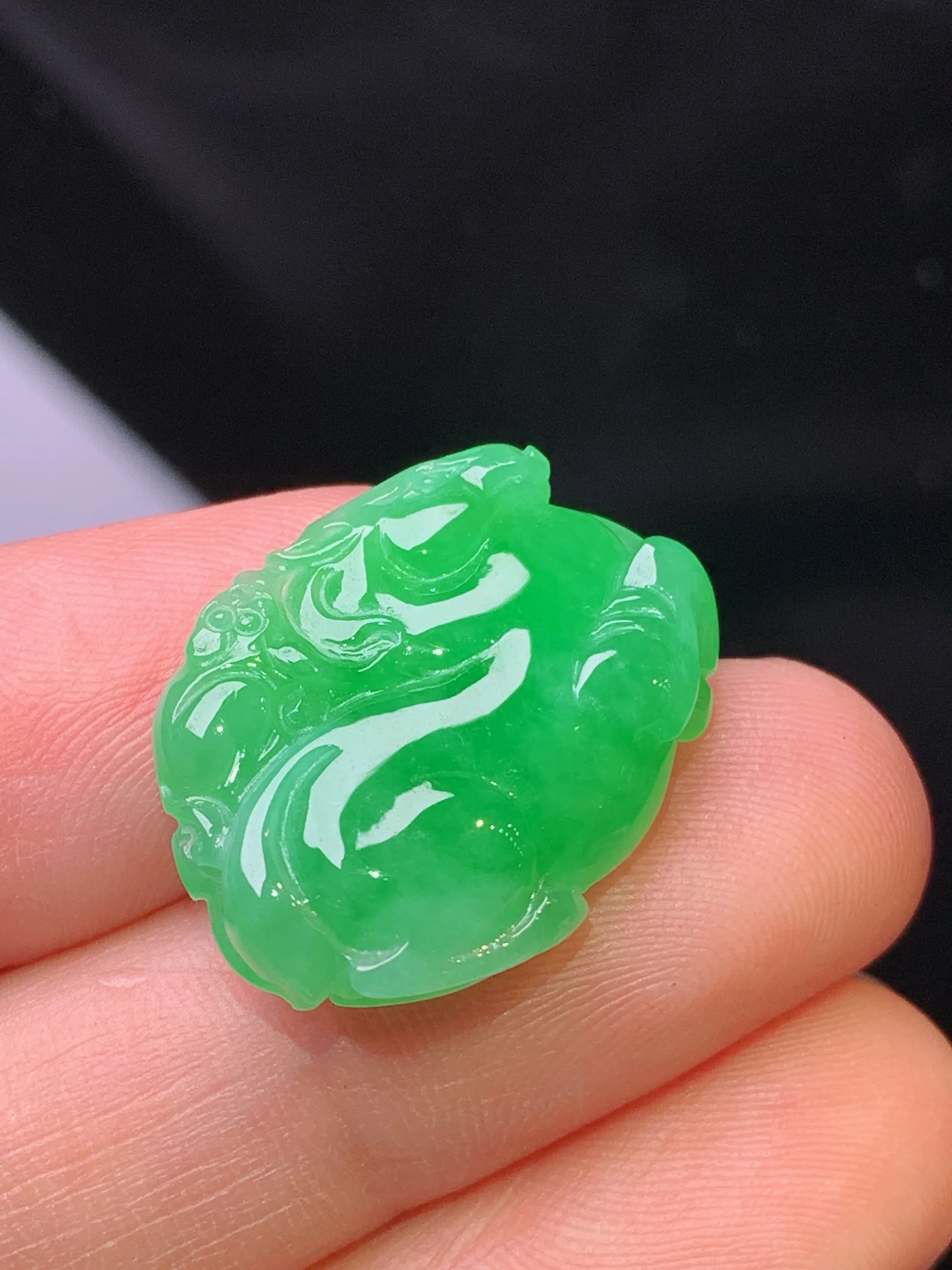 翠绿唐马吊坠 玉质细腻 色泽清新  整体尺寸21*7*16.8*6.6