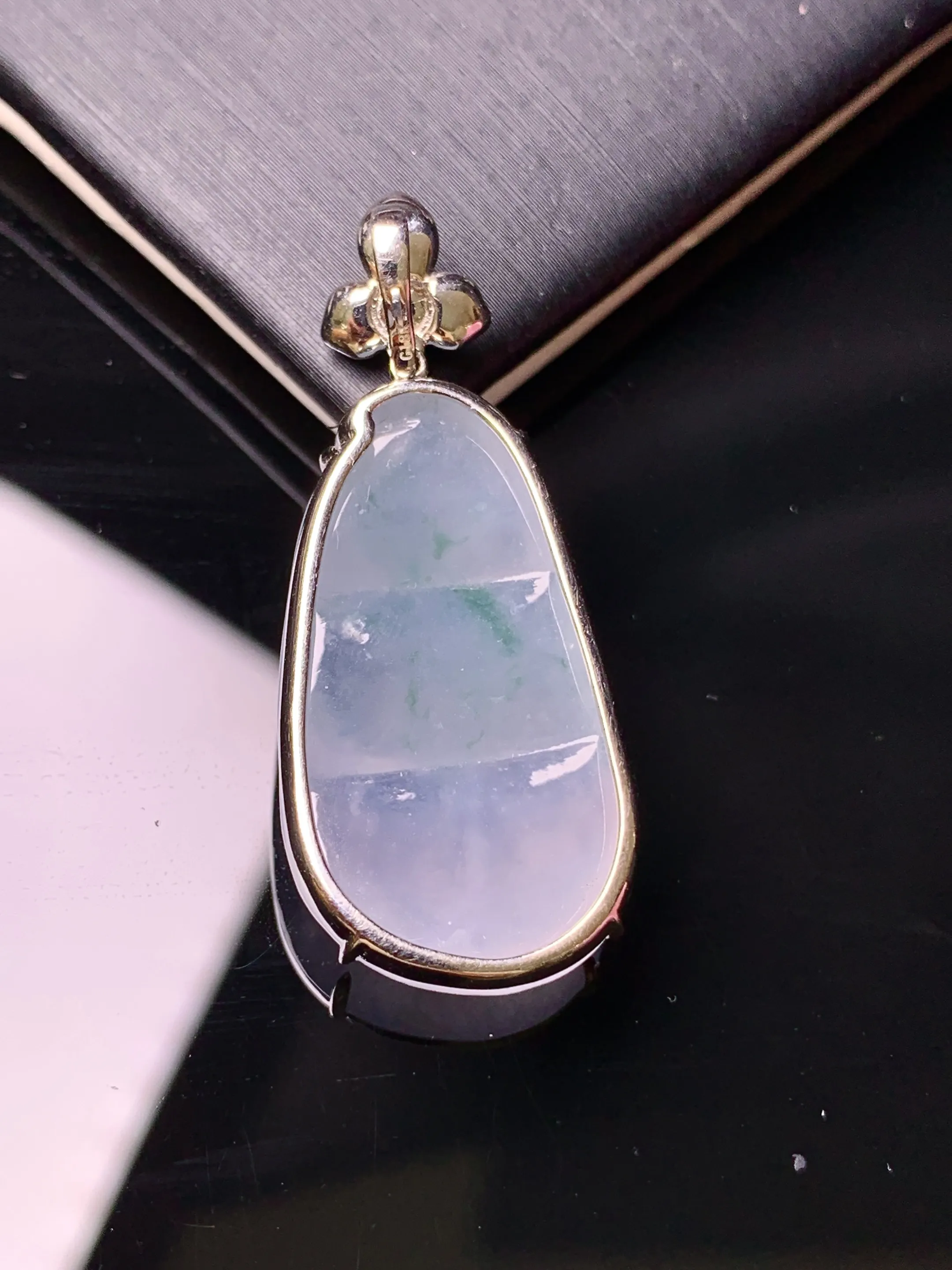 18k金镶嵌冰种四季豆吊坠 玉质细腻 色泽清新艳丽 整体尺寸37.3*16.6*6