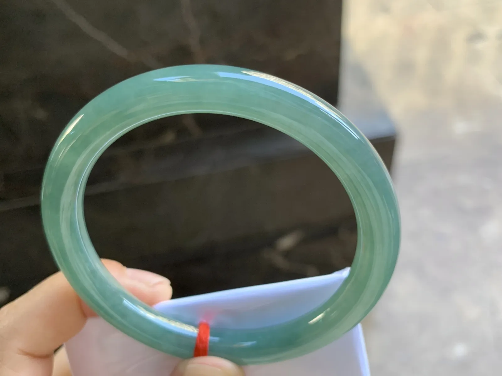 57-8.3mm
油青圆条手镯 底子细腻 颜色浓郁