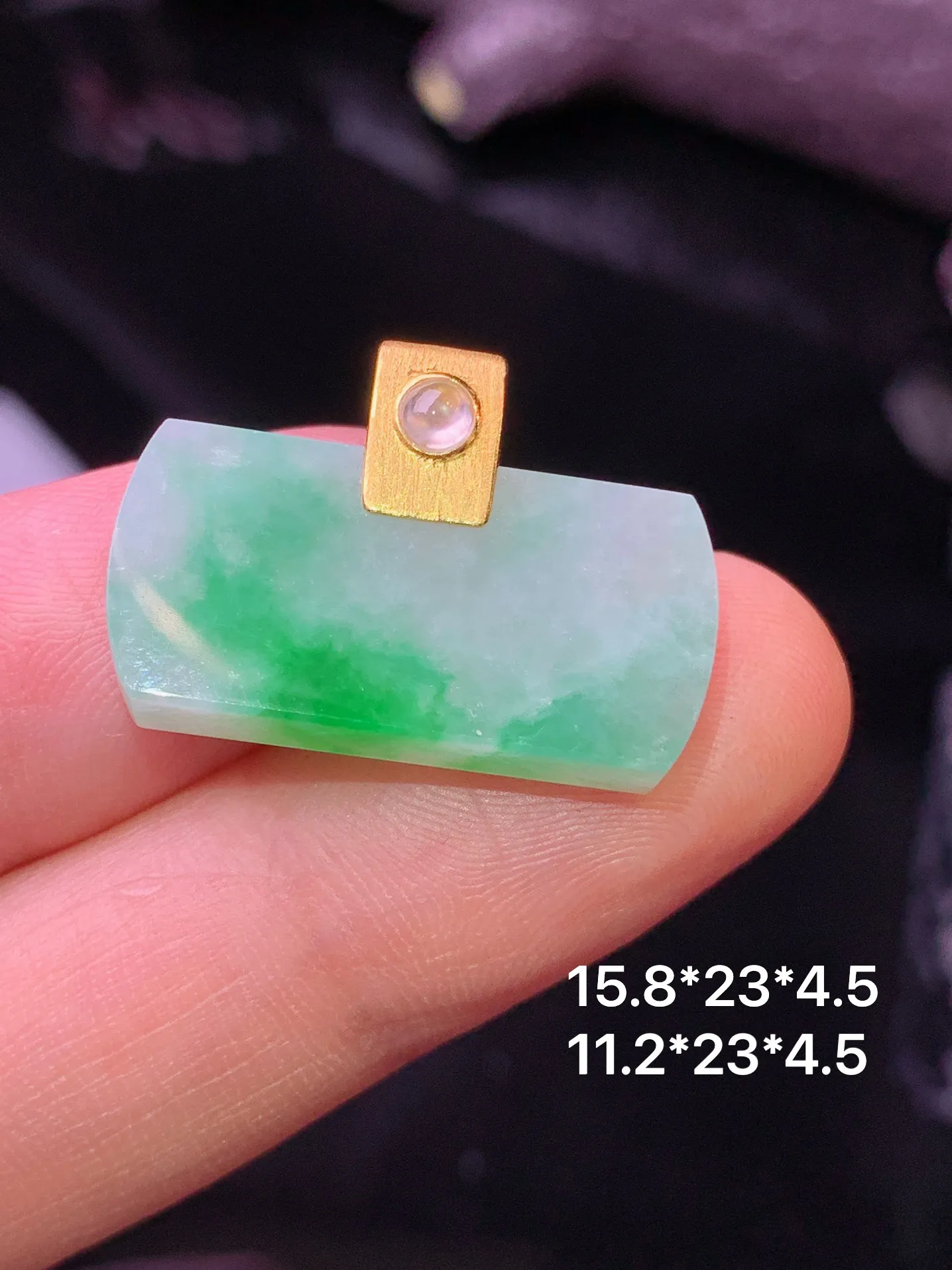 18k金镶嵌飘绿无事牌吊坠 玉质细腻 色泽清新艳丽 整体尺寸15.8*23*4.5