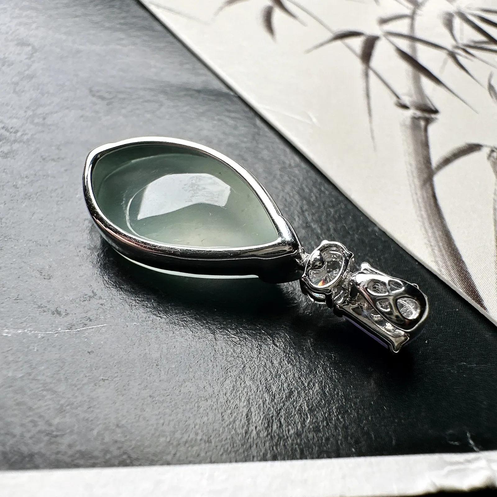 【冰种晴绿随形吊坠】质地非常细腻干净，冰润十足，种老冰透，收藏品质。18k金钻镶嵌，裸石尺寸21.5*5.6毫米