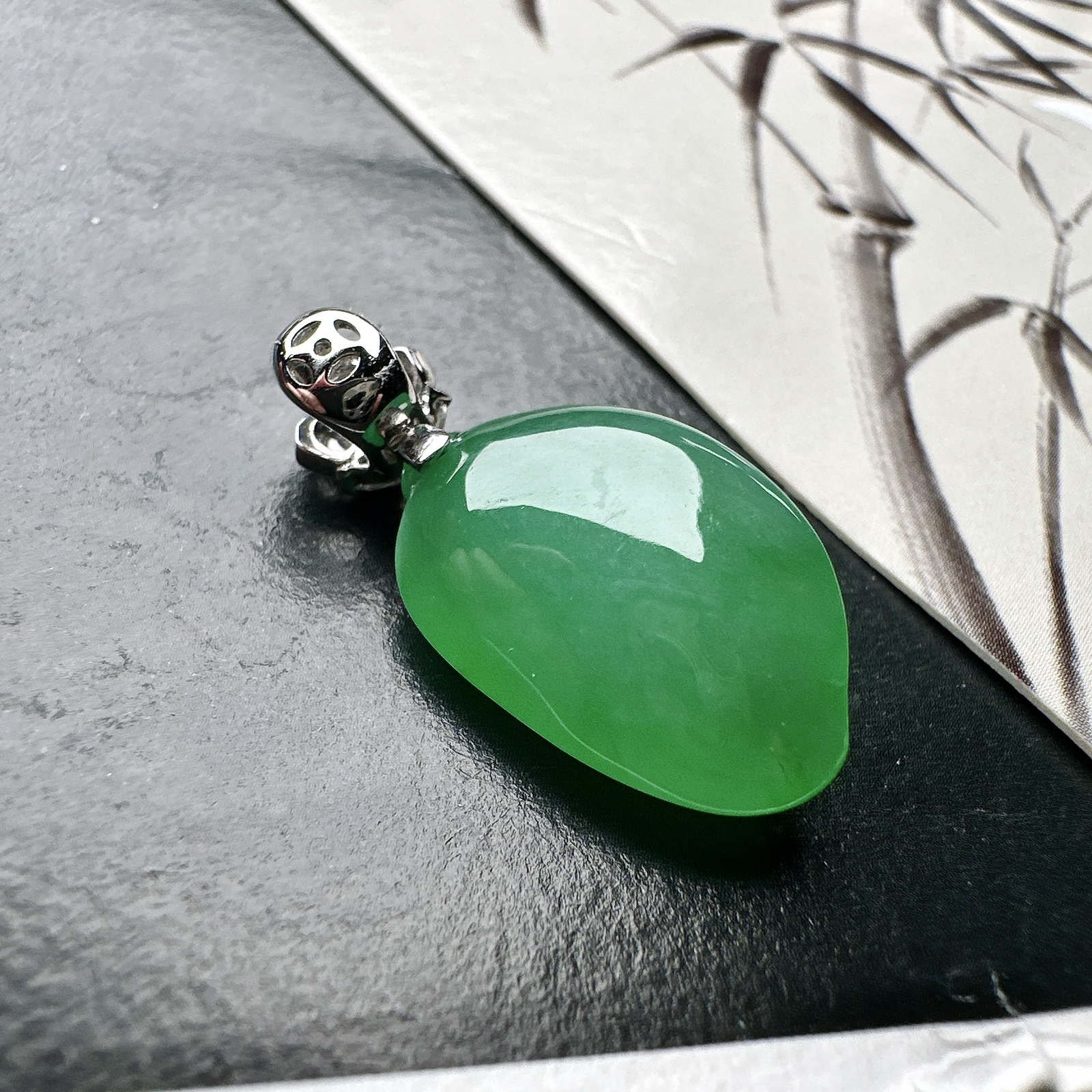 【冰种满绿福瓜吊坠】种水上乘，晶莹剔透，纯净通透，18k金钻精美镶嵌，裸石尺寸18.9*12.7*7.2毫米