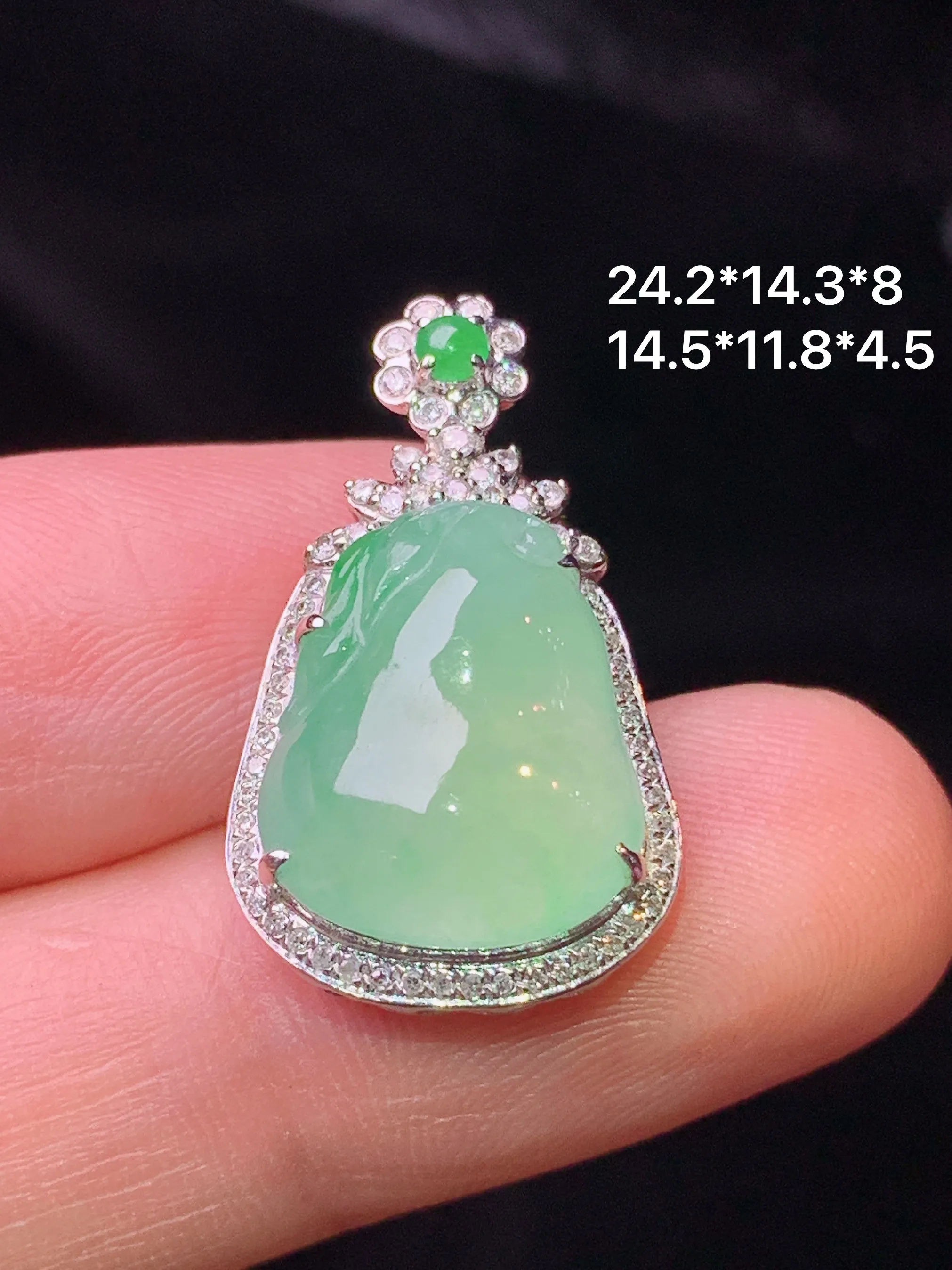 18k金钻镶嵌翠绿福瓜吊坠 玉质细腻 色泽清新艳丽 整体尺寸24.2*14.3*8