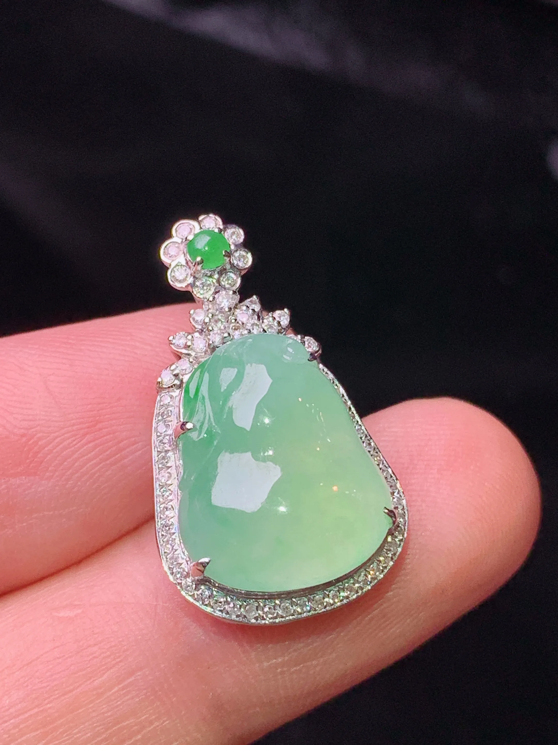 18k金钻镶嵌翠绿福瓜吊坠 玉质细腻 色泽清新艳丽 整体尺寸24.2*14.3*8