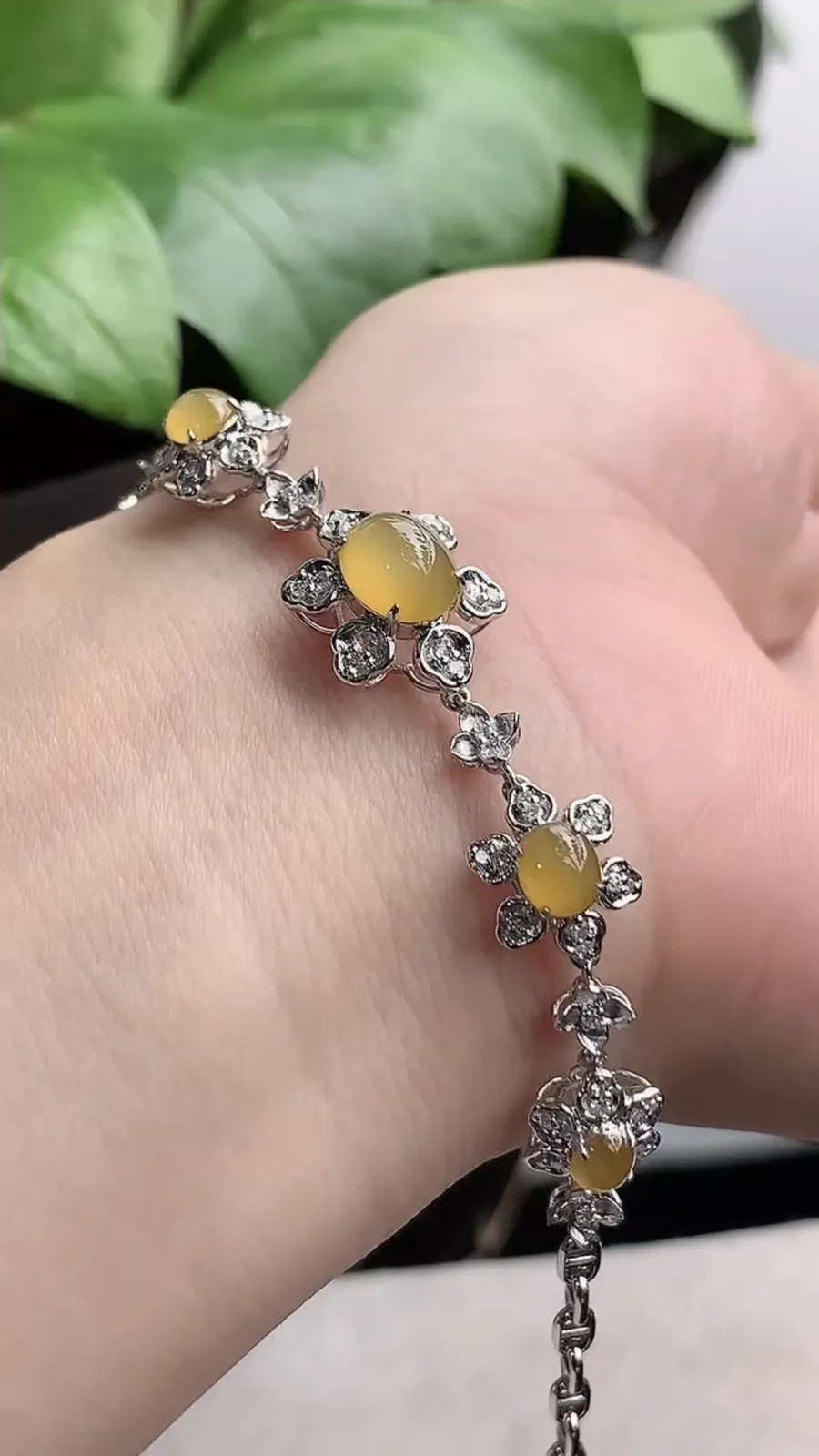 a货翡翠老坑冰种18K金伴钻镶嵌黄翡蛋面手链 尺寸7.6×6.2×8.7mm 重量6.38g 1204