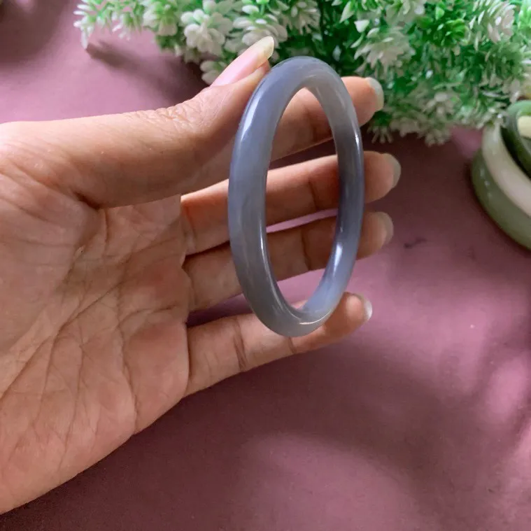 和田玉57圈口紫罗兰手镯，玉质特细腻油润，高脂粉，品相超赞，️萦绕腕间时，古韵不失时尚，素雅不失品