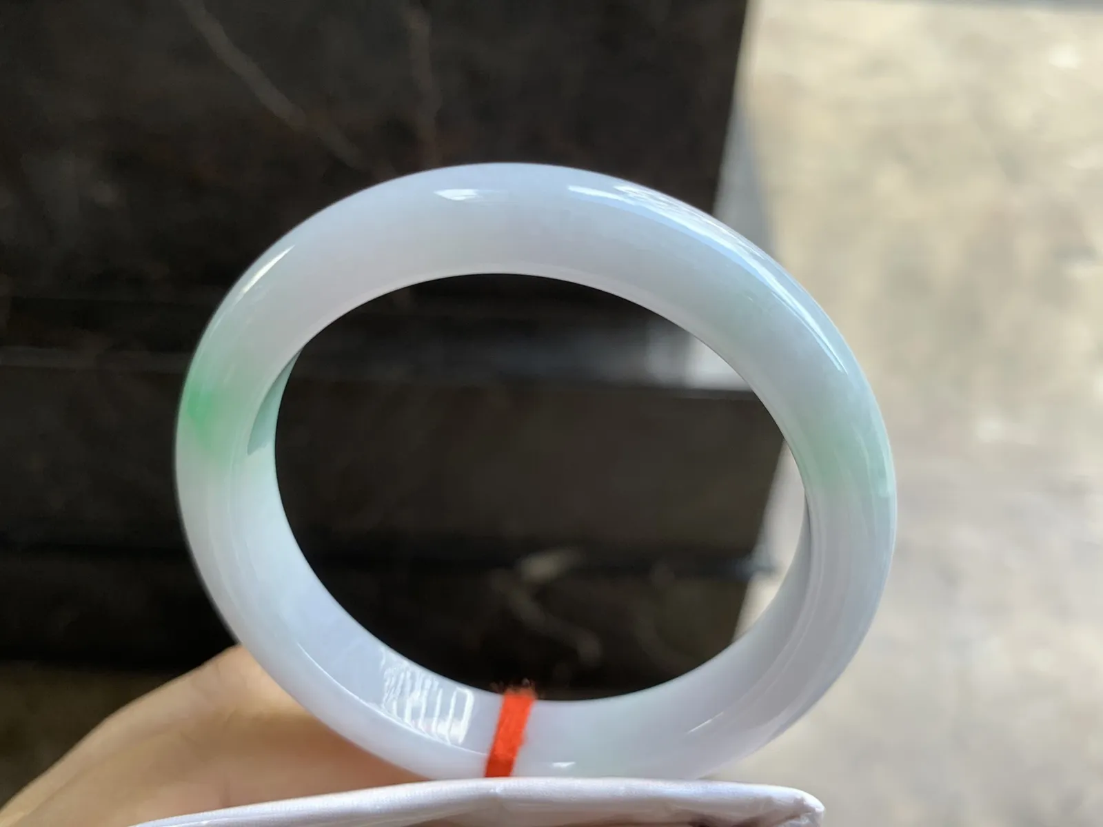 56-11.4-8.2mm
细糯飘色手镯 底子细腻 清爽干净 一抹色很漂亮 推荐