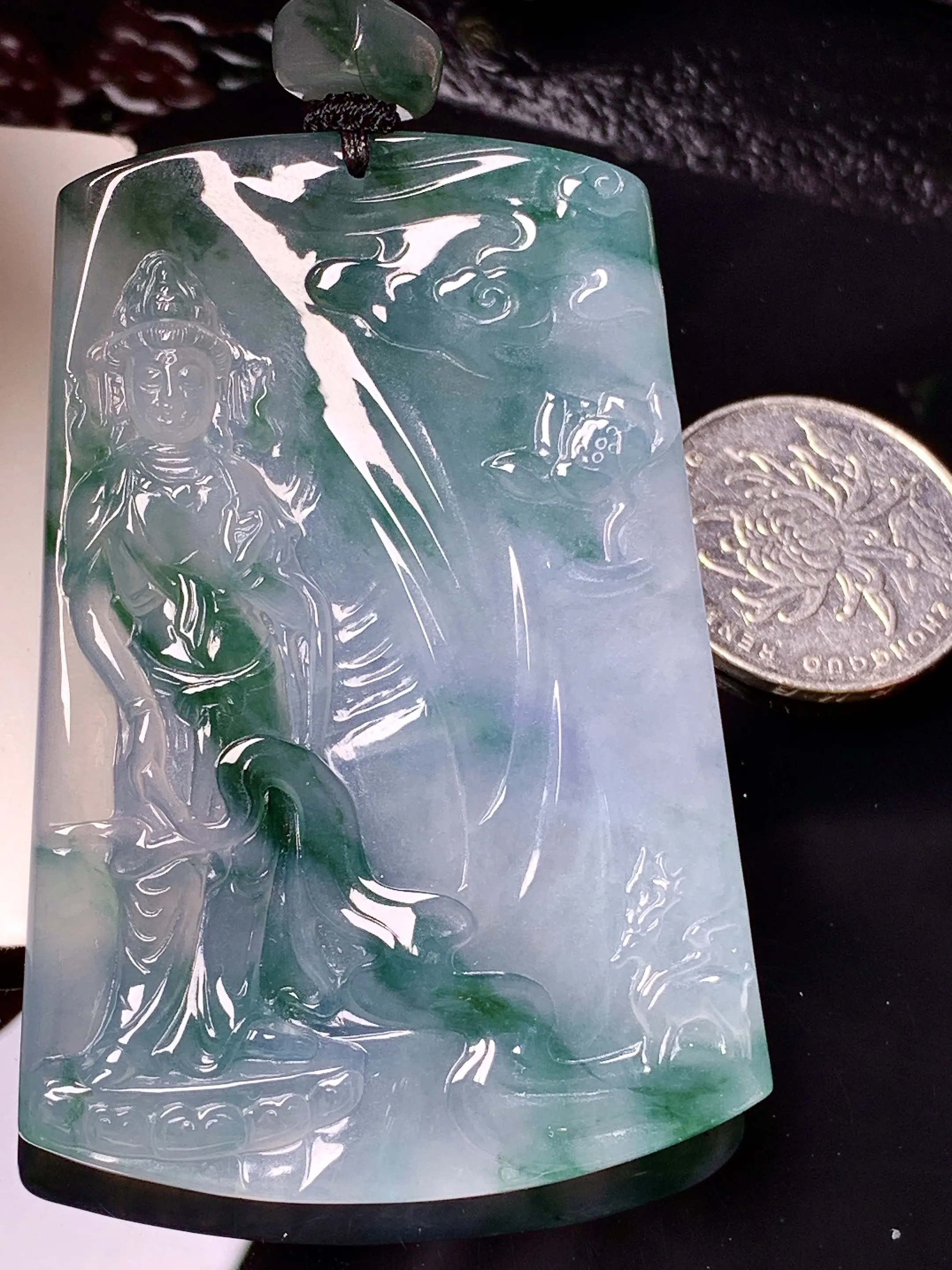 飘绿观音菩萨吊坠 玉质细腻 色泽清新艳丽 整体尺寸66*46*5.8