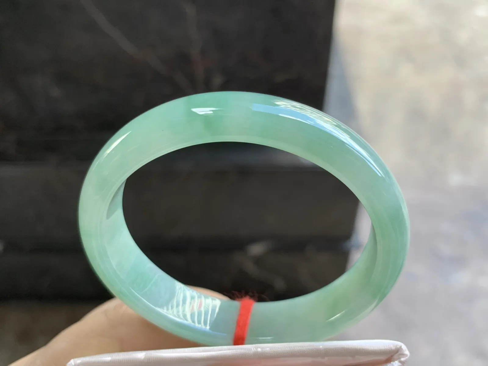 55-12.3-7mm
芙蓉花贵妃手镯 底子细腻 水润 正圈53可带