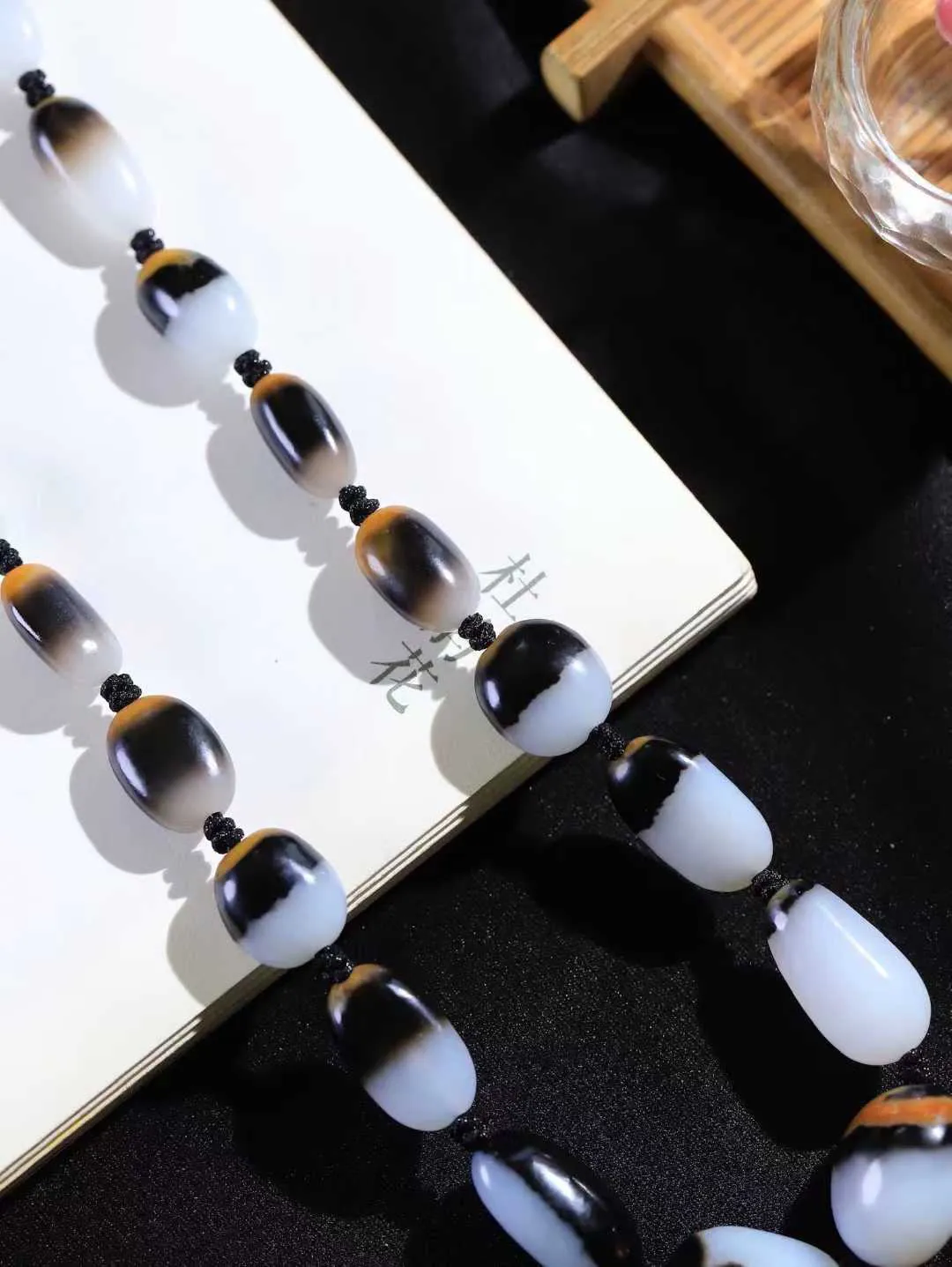 （原石挂链）

精品和田玉三色原石挂链吊坠 玉质细腻，颗颗原石 手感舒适，原石呈现出浑然天成的美感，造型简单大方显得整个项链具有独特的风情。
重57.7克   尺寸取一13.8-9-7mm   fDL-971102500