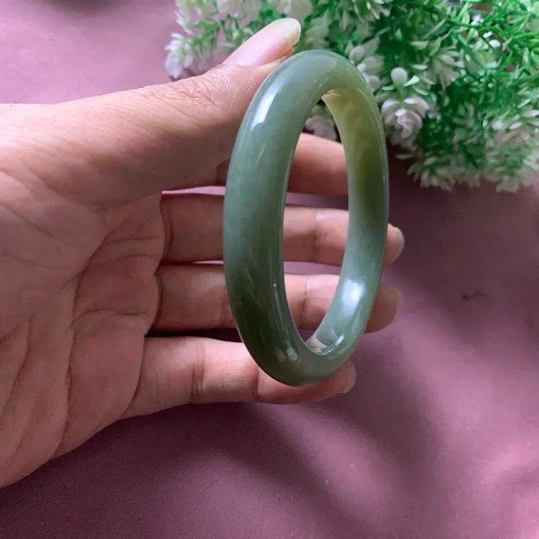 和田玉59圈口深蓝色手镯，玉质特细腻油润，高脂粉，品相超赞，萦绕腕间时，古韵不失时尚，素雅不失品味，