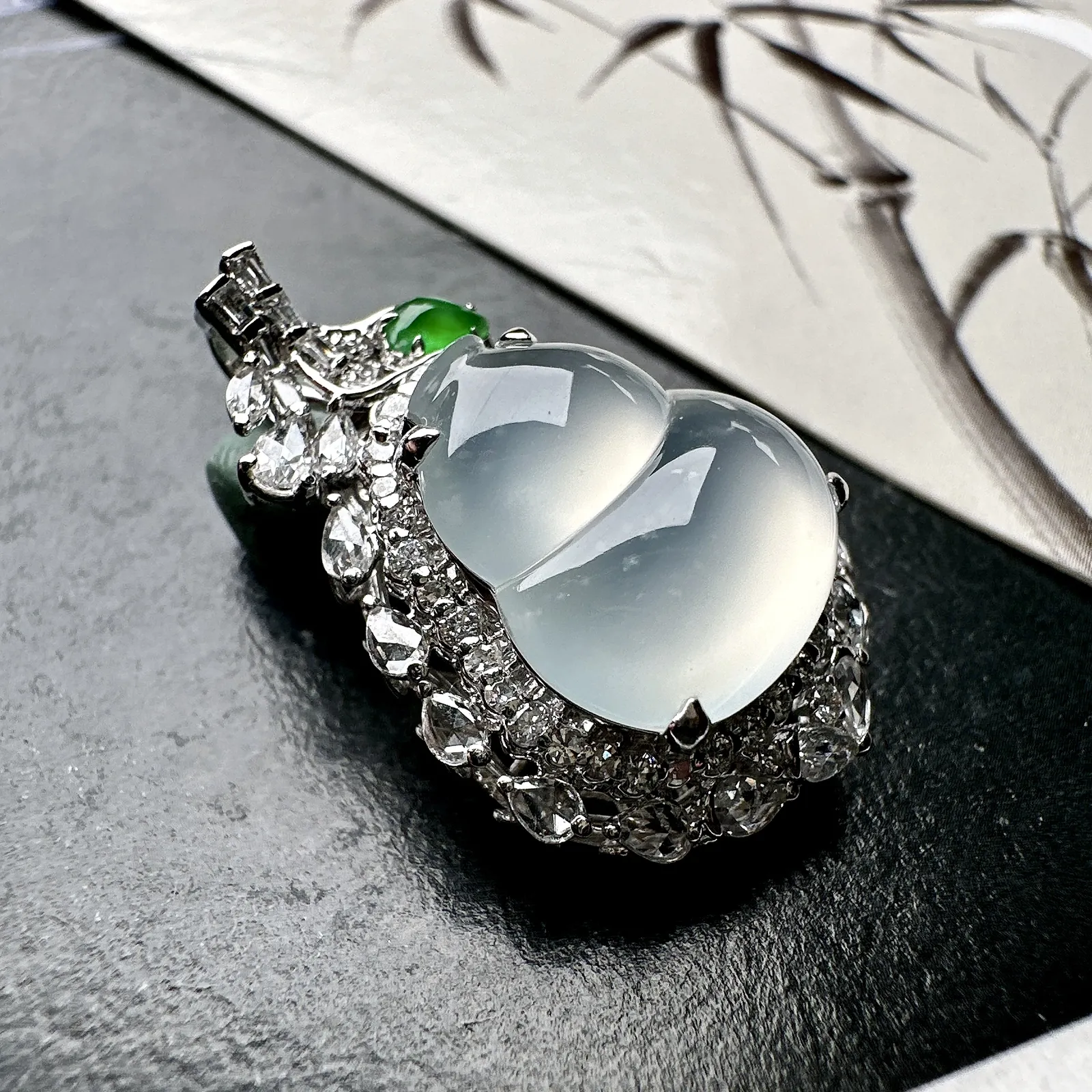 【冰种葫芦吊坠】质地细腻清爽，荧光感强烈，起刚光强烈，18K金钻镶嵌，裸石尺寸14.9*13.3*4.9毫米