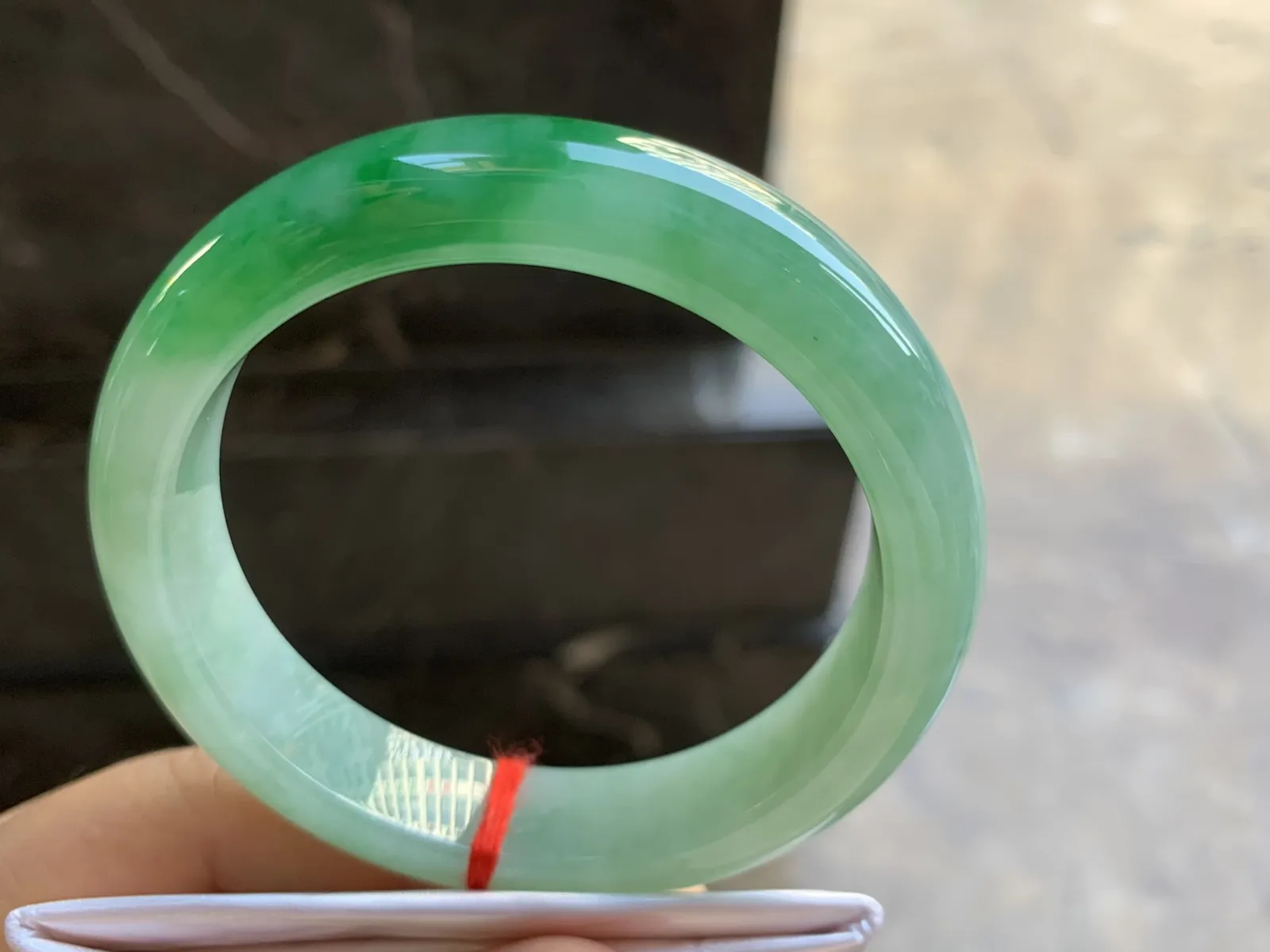 56-12.6-8.2mm
带色手镯 底子细腻 颜色辣绿