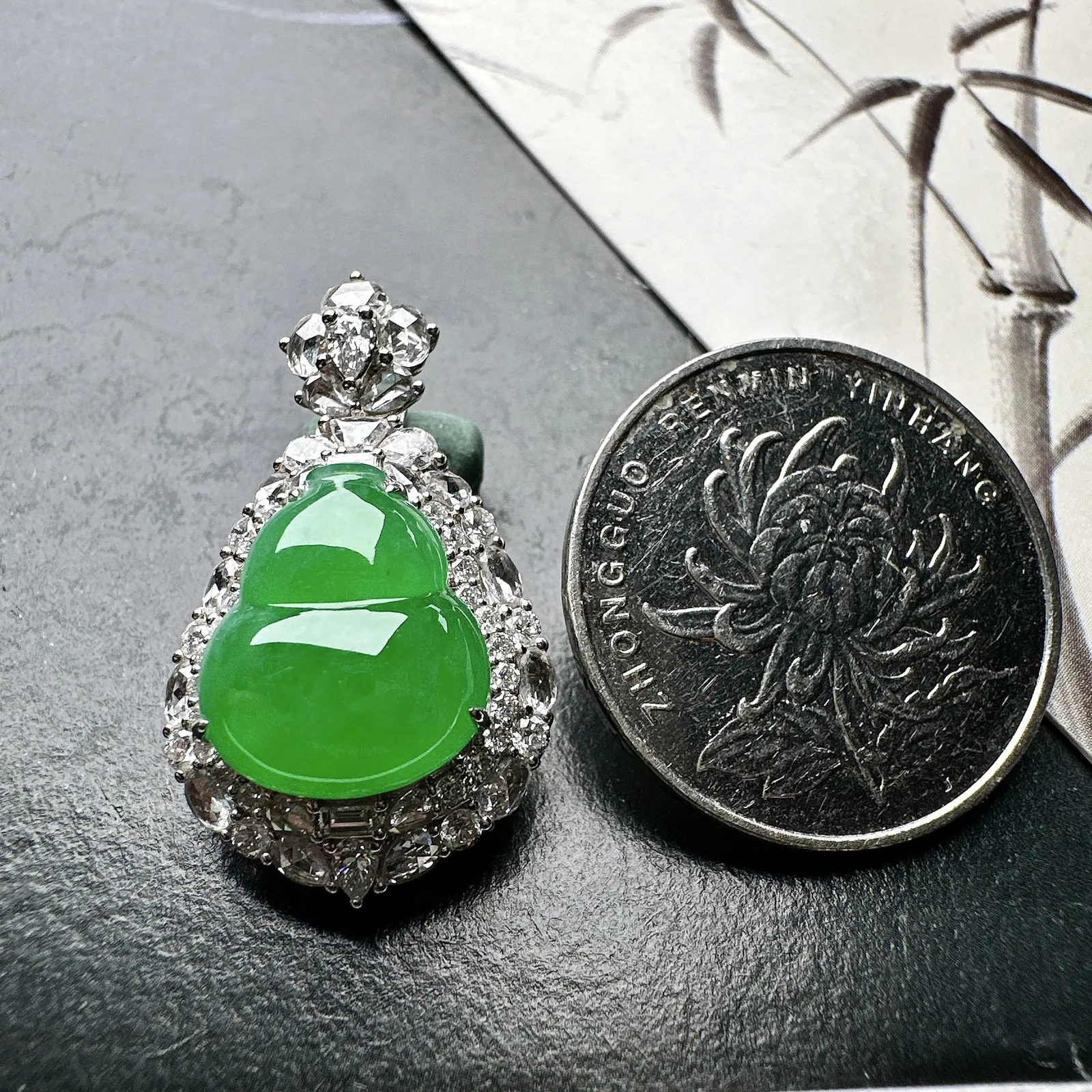 【冰种满绿葫芦吊坠】种水色俱全，冰透闪亮，通透感饱满度很好，18k金钻豪华镶嵌，裸石尺寸13.5*11.9*4.5毫米