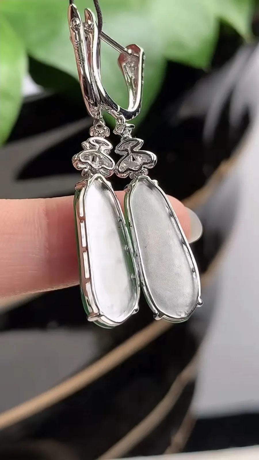 a货翡翠老坑冰种18K金伴钻镶嵌满绿四季豆福豆平安豆耳坠 尺寸18.5×7×4.4mm 重量4.70g 1204