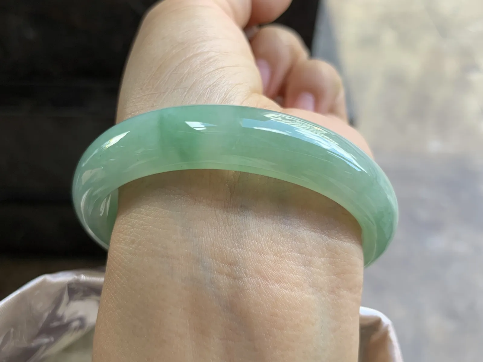 55-12.3-7mm
芙蓉花贵妃手镯 底子细腻 水润 正圈53可带