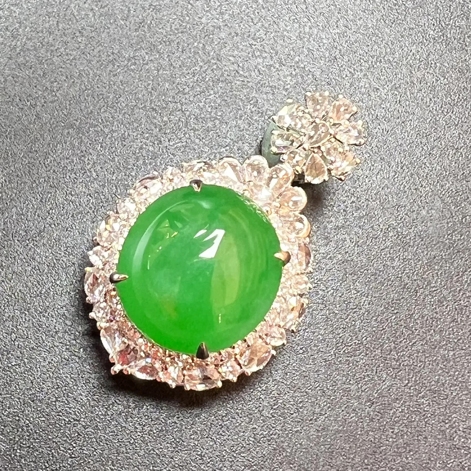 满绿蛋坠种色俱佳，饱满，整体尺寸31*18.8*14.3 裸石尺寸14.1*13.1*6.5