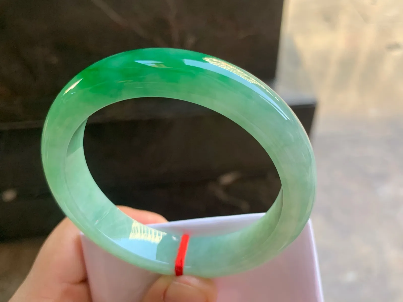 56-12.2-8.6mm
带色手镯 底子细腻 颜色好