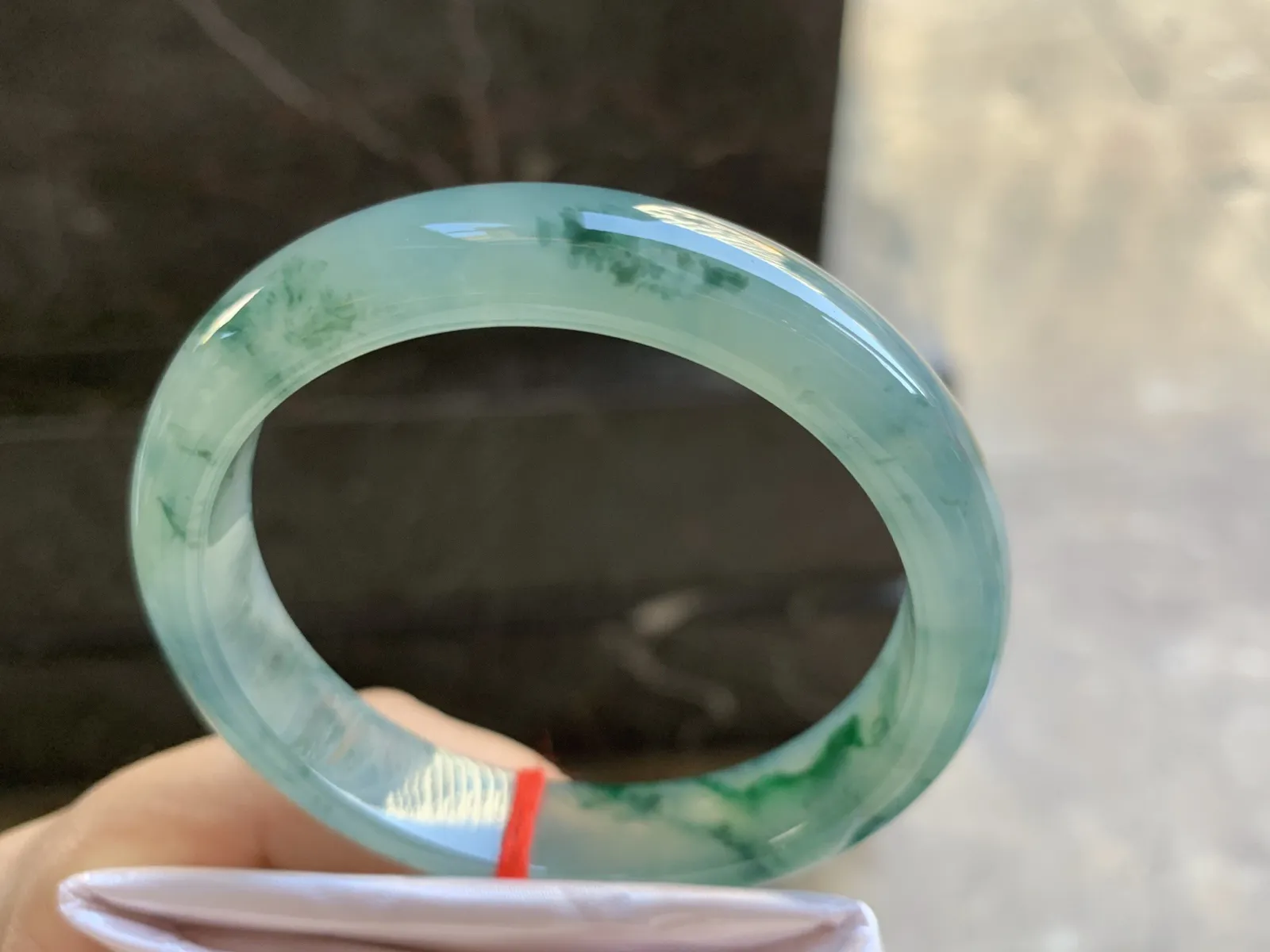 56.5-12.4-7.7mm
冰种飘花手镯 水润光泽 花色漂亮