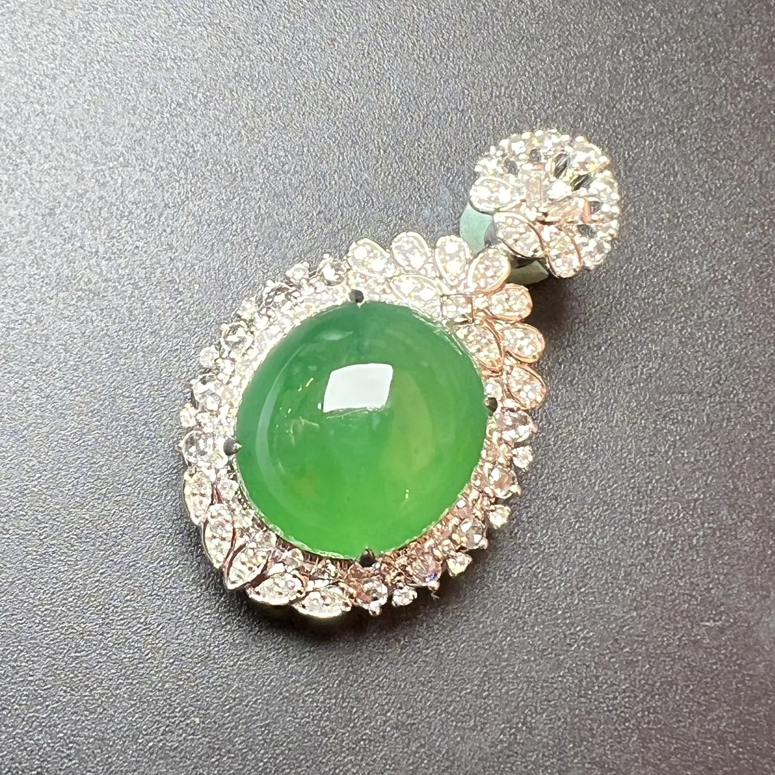 满色蛋坠整体尺寸32.5*19.5*13.5 裸石尺寸14.5*13*6.2