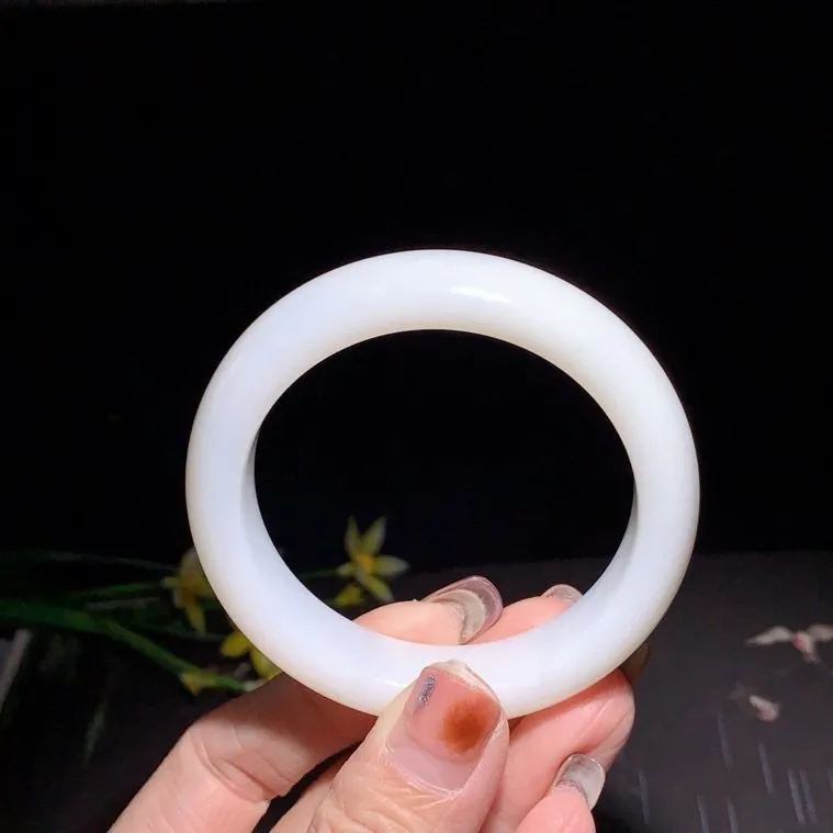 和田玉52.8圈口羊脂白手镯！玉质细腻油润 底色纯净 无裂无杂 脂粉好，品质好！