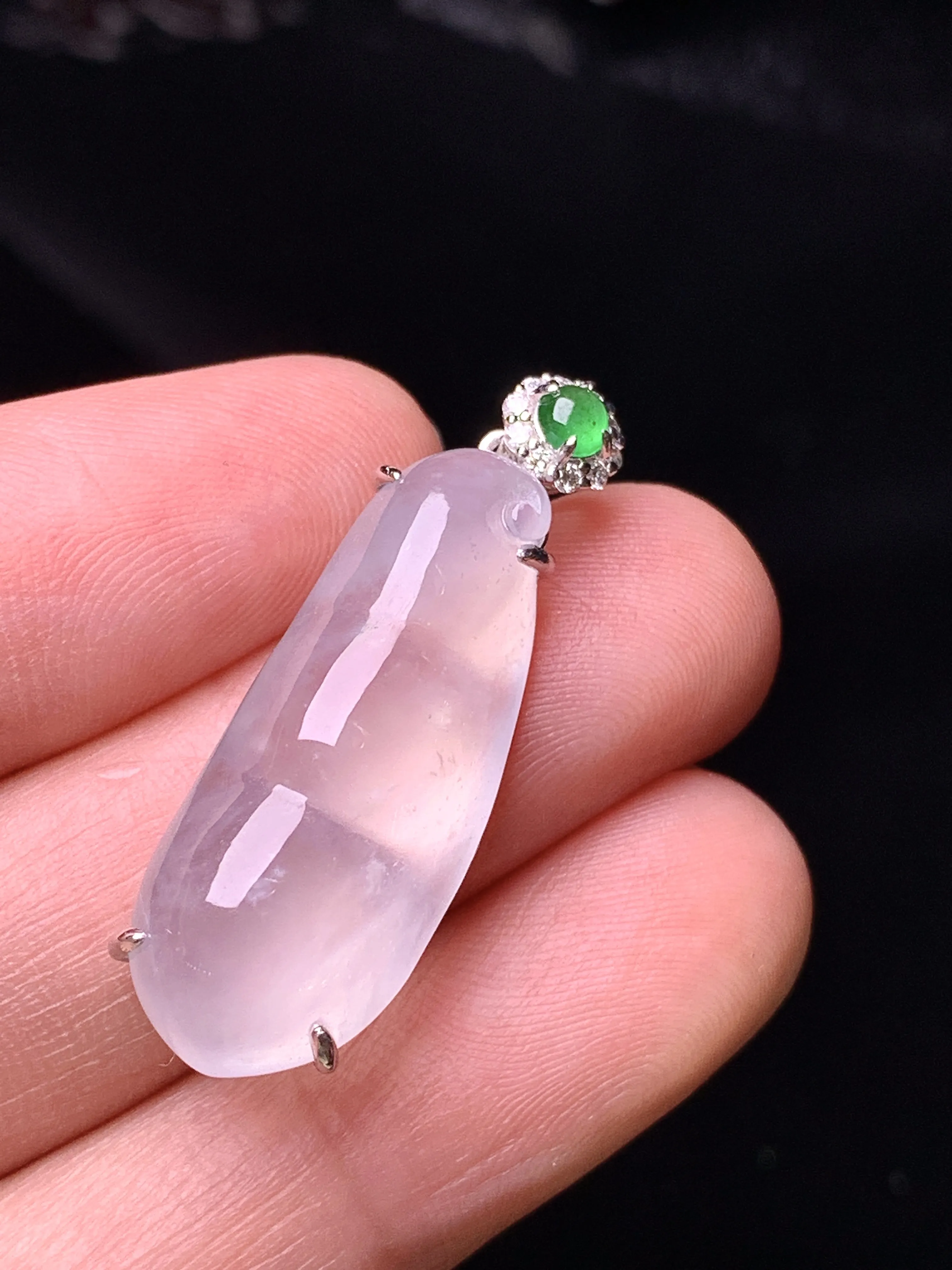 18k金钻镶嵌冰种四季豆吊坠 玉质细腻 色泽清新艳丽 整体尺寸32.5*11.2*6.2