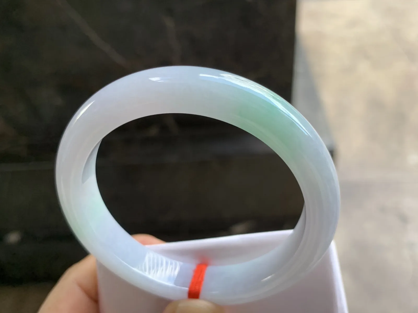 56-11.4-8.2mm
细糯飘色手镯 底子细腻 清爽干净 一抹色很漂亮 推荐