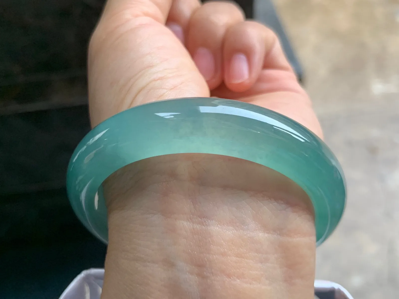 55-12.6-8.4mm
冰蓝手镯 冰透莹润 颜色独特漂亮 上手漂亮