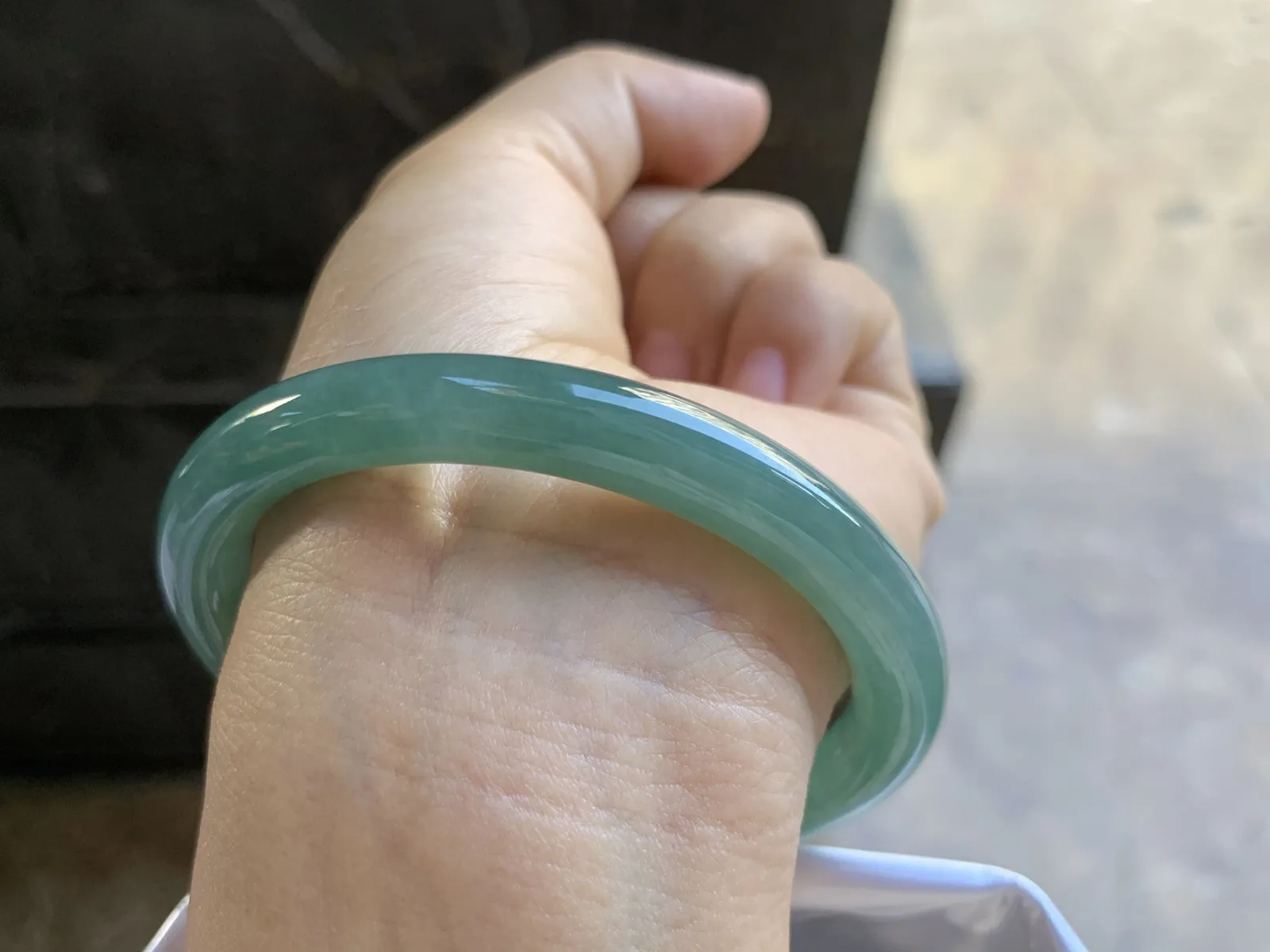 57-8.3mm
油青圆条手镯 底子细腻 颜色浓郁