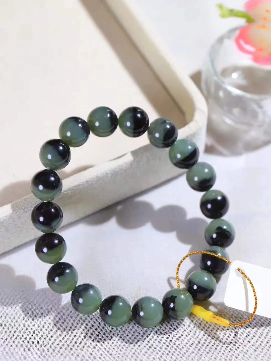 【珠圆玉润.手串】

精品️和田玉珠圆玉润手串 玉质温润细腻  整串打磨圆润，佩戴舒适。珠珠落玉盘，间关莺语花底滑，一生美好时光，无论身在何处，都有它相伴相守。事事顺遂，幸福美满，吉祥如意。重29.6克 尺寸取一10mm  FDA-22120333