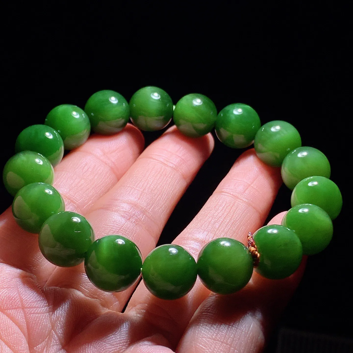 和田玉菠菜绿猫眼俄罗斯碧玉手串。单颗尺寸12！玉质细腻油润。手推出油。佩戴高端典雅。lt251203