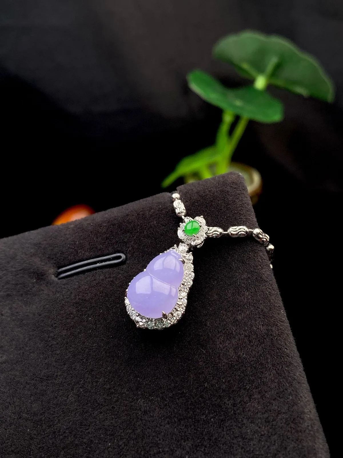 【冰种紫葫芦吊坠】质地细腻，冰透纯净，唯美漂亮，珍藏品质，18K金钻镶嵌，裸石尺寸12.2*9.1*4.3毫米，佩戴很漂亮。