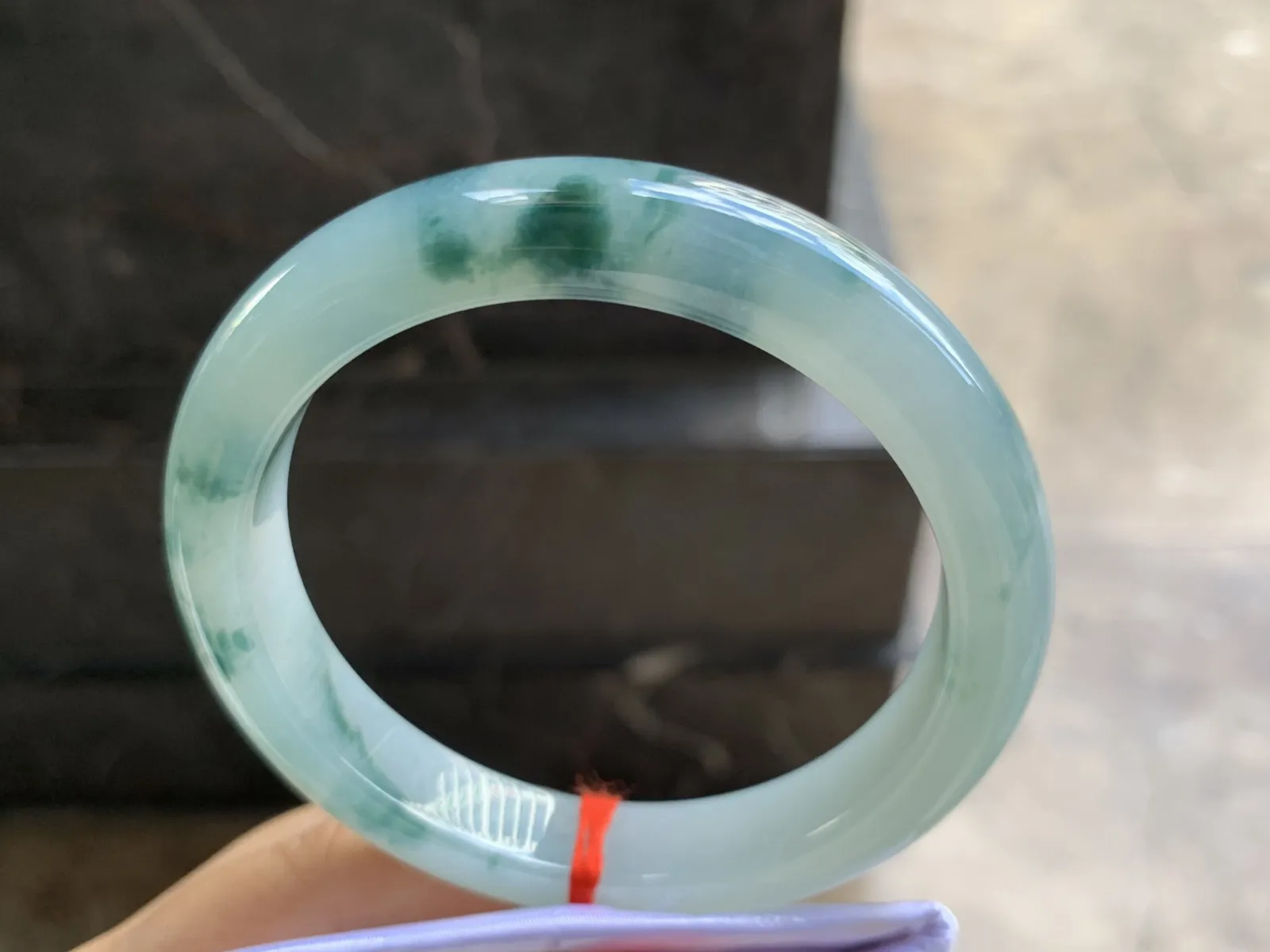 58.5-11.2-8.7mm
飘花手镯 底子细腻 山水花色 浓郁 韵味悠长