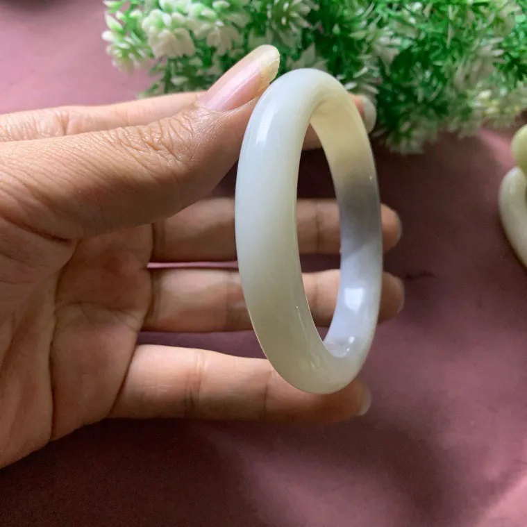 和田玉56圈口青花手镯，玉质特细腻油润，高脂粉，品相超赞，萦绕腕间时，古韵不失时尚，素雅不失品味，细腻光滑的触感，使人沉醉，气质高