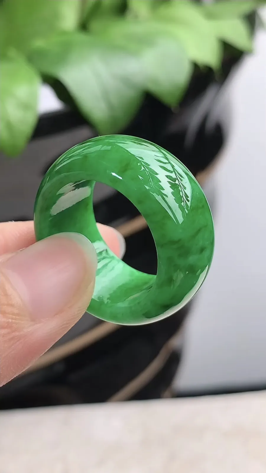 a货翡翠老坑冰种满绿阳绿素面扳指 尺寸20.6×12.6×4.8mm 重量13.60g 1203