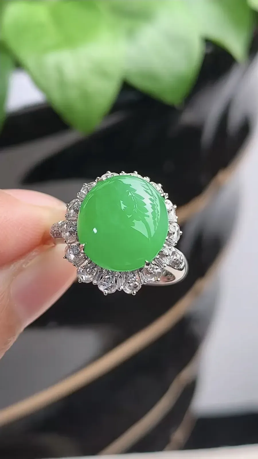 a货翡翠老坑冰种18K金伴钻镶嵌阳绿蛋面戒指 圈口17.6裸石尺寸11.5×10.5mm 重量3.82g 1204