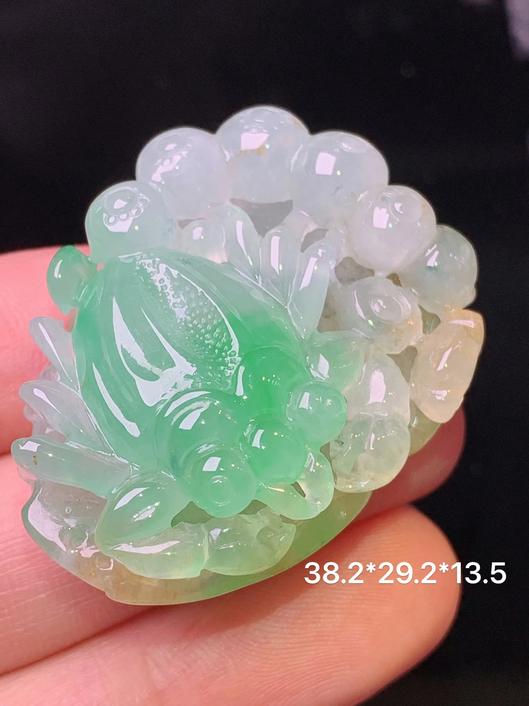 飘绿黄蝎子吊坠 玉质细腻 色泽清新  整体尺寸38.2*29.2*13.5