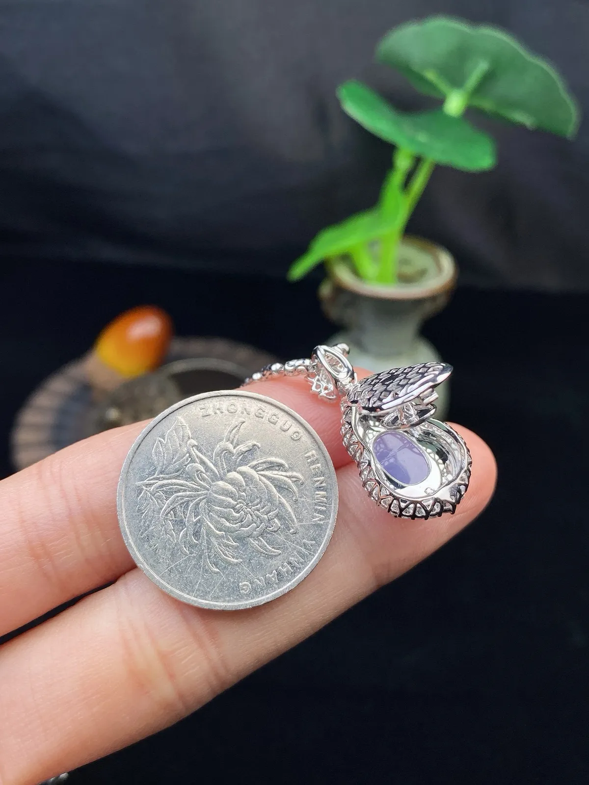 【冰种紫葫芦吊坠】质地细腻，冰透纯净，唯美漂亮，珍藏品质，18K金钻镶嵌，裸石尺寸14.4*10.4*4.7毫米，佩戴很漂亮。