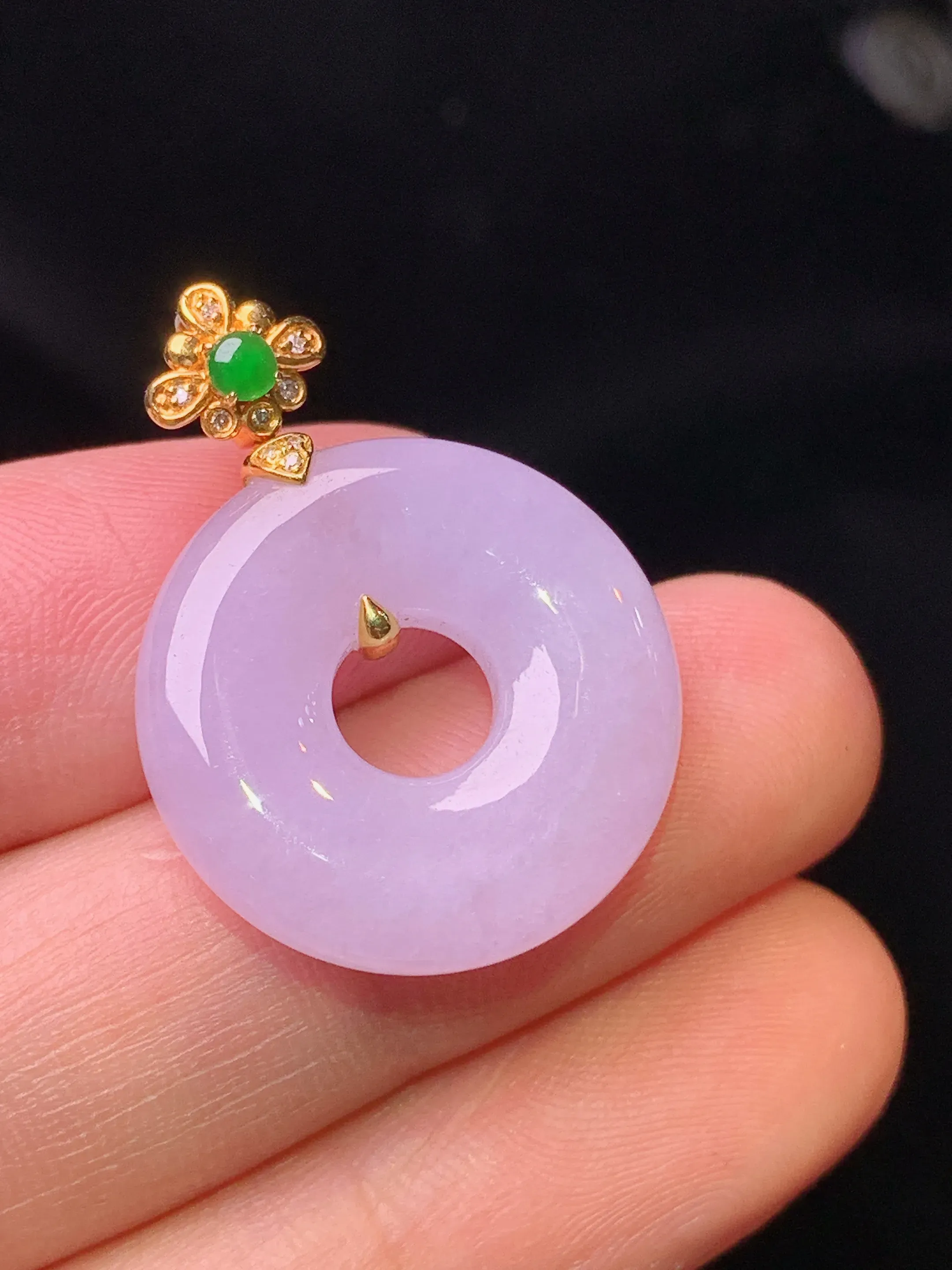 18k金钻镶嵌紫罗兰平安环吊坠 玉质细腻 色泽清新艳丽 整体尺寸27.5*20*5.2