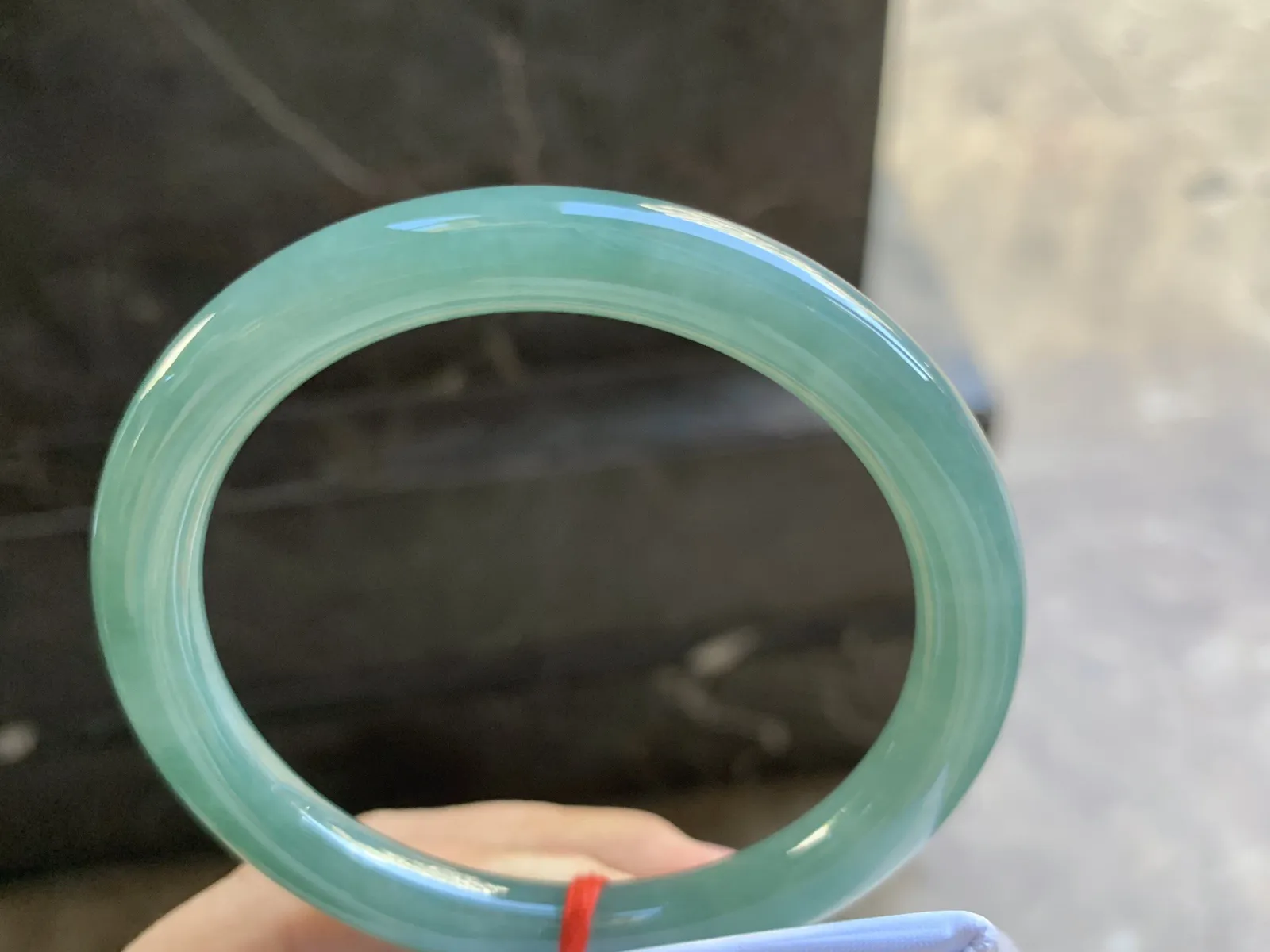 57-8.3mm
油青圆条手镯 底子细腻 颜色浓郁