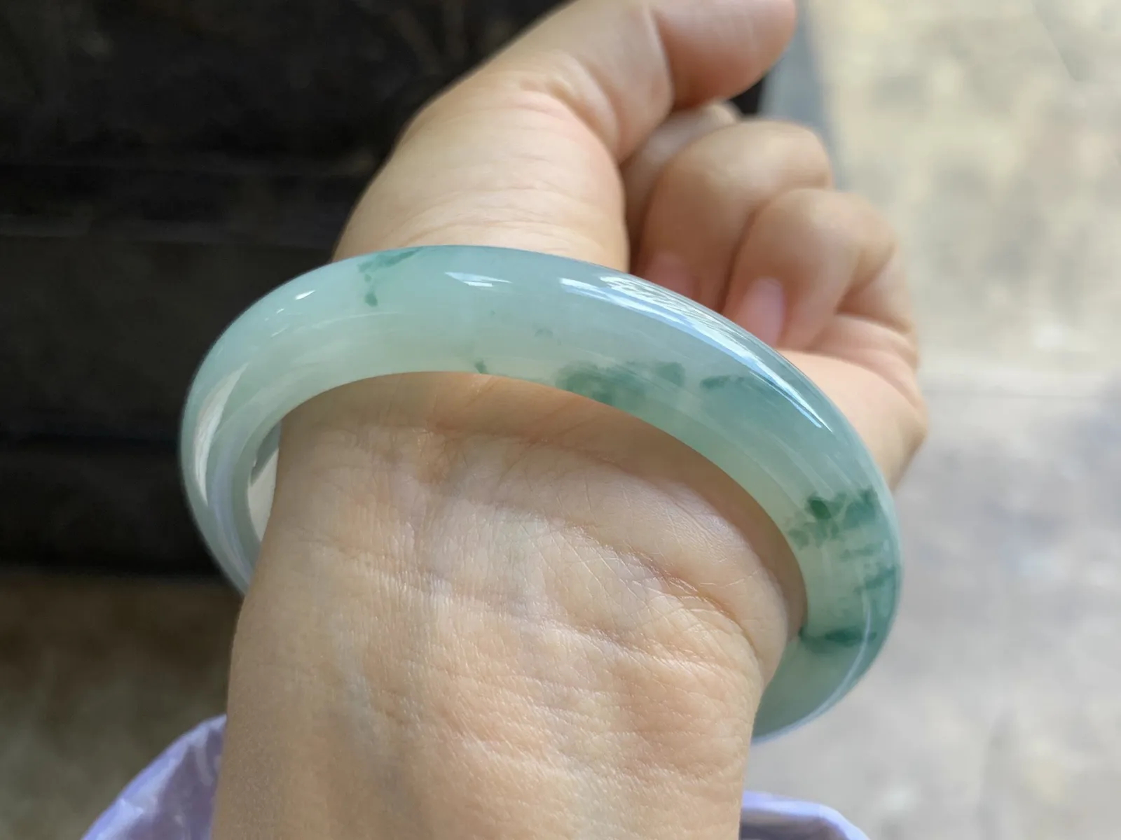 58.5-11.2-8.7mm
飘花手镯 底子细腻 山水花色 浓郁 韵味悠长