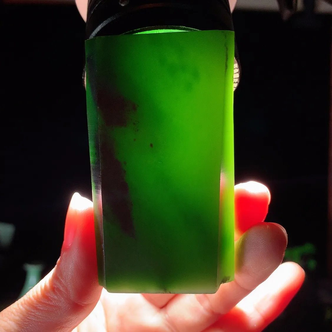 和田玉七号矿红皮料阳绿俄罗斯碧玉原石。尺寸73/42/15重133.7克。玉质细腻油润。手推出油。佩戴高端典雅。lt251203