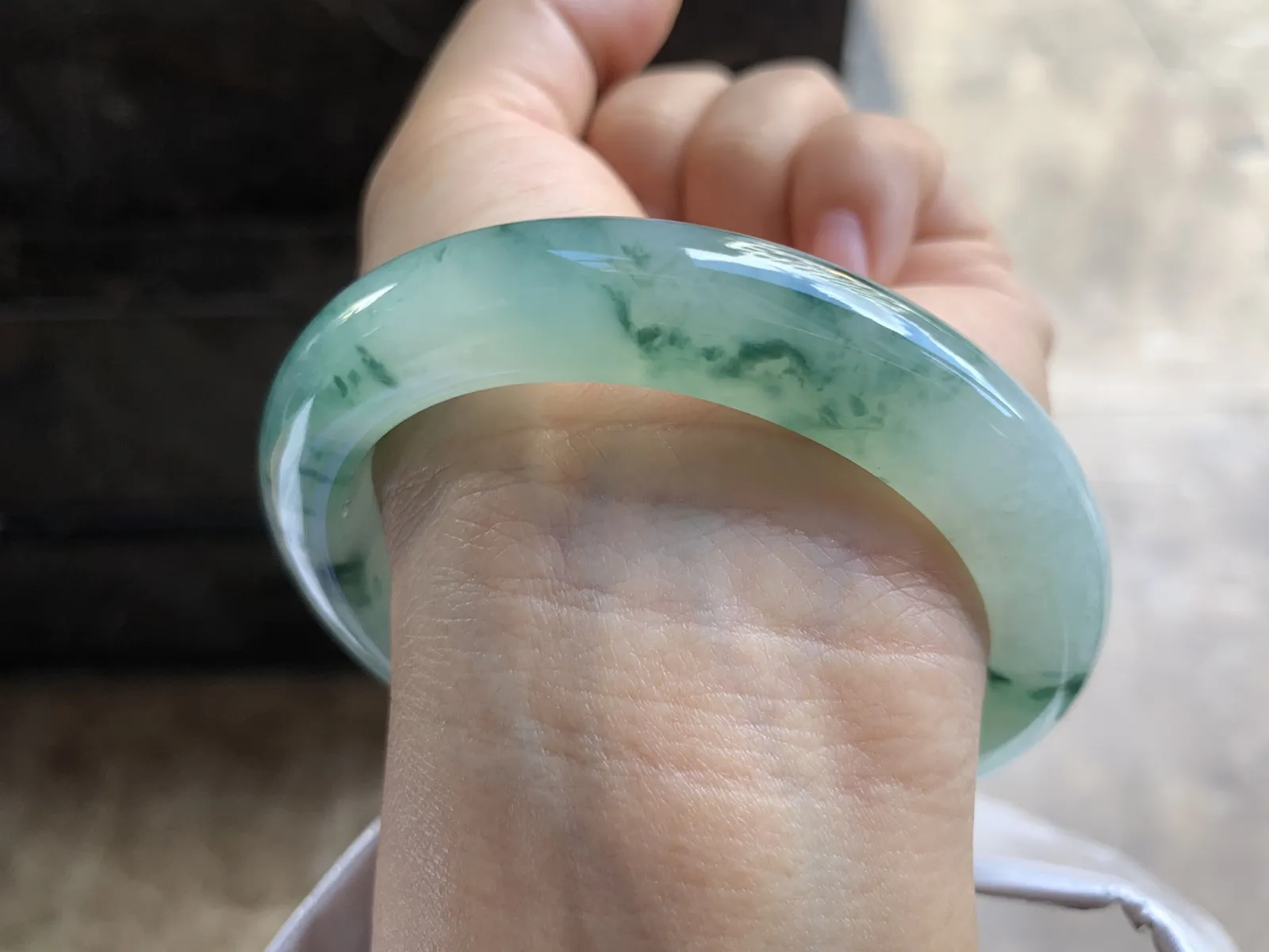 58.5-13-9.7mm
冰种飘花手镯 水润光泽 花色漂亮