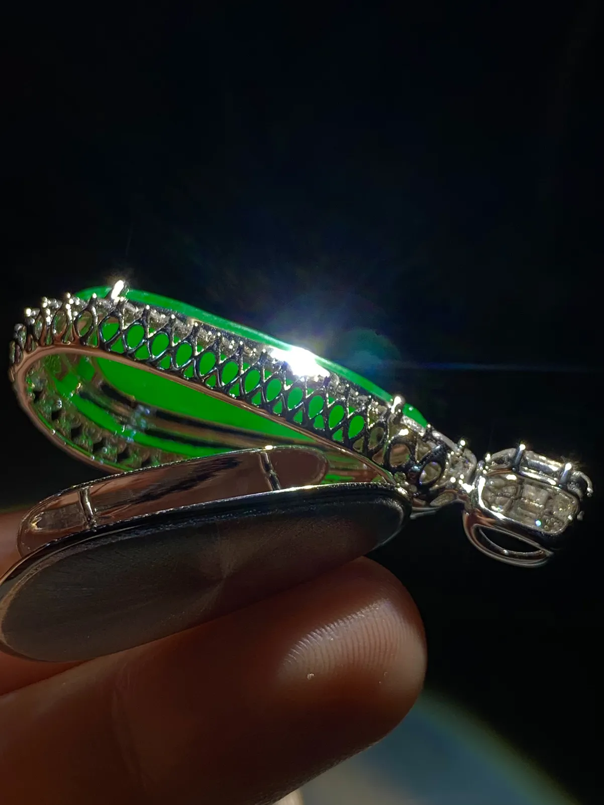 辣绿四季平安豆子，裸石32-14.5-3mm，
整体47.5-19-11.5mm，18K金，南非钻，
11.18g，不含链