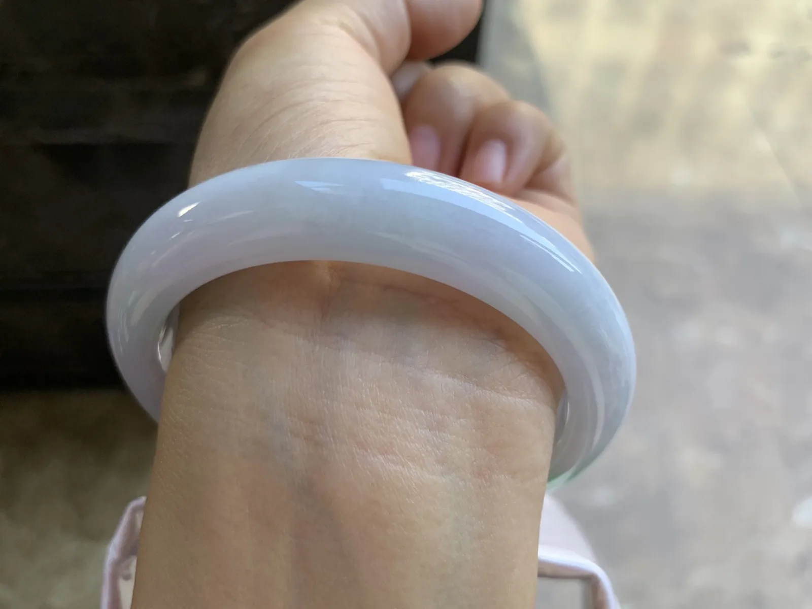 56.5-12-9mm
白底青手镯 底子细腻 颜色漂亮