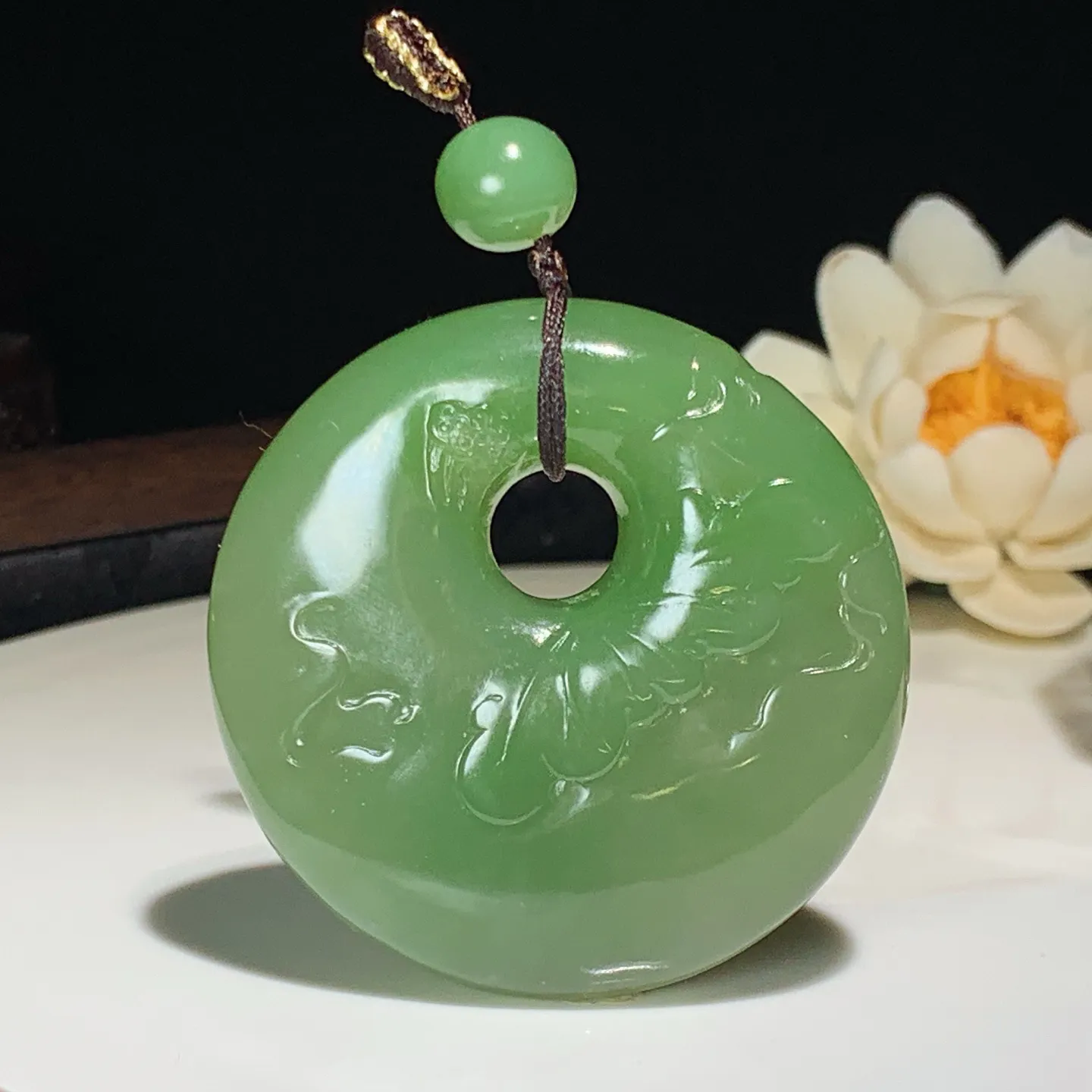 和田玉青海翠翠青连年有余圆牌挂件。尺寸53/12重62克。玉质细腻油润。手推出油。佩戴高端典雅。lt251203