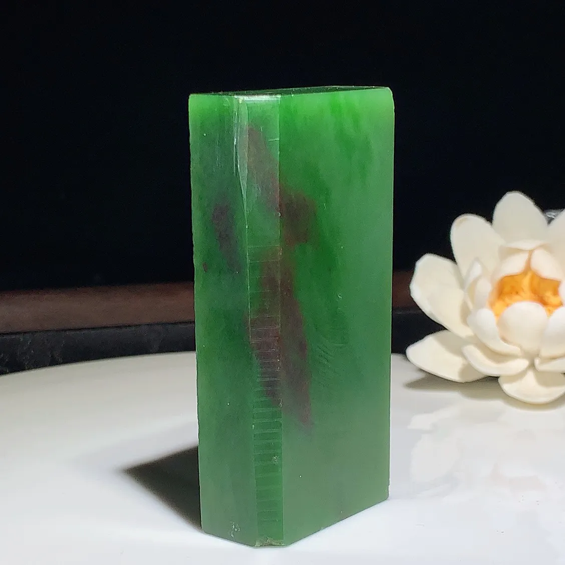 和田玉七号矿红皮料阳绿俄罗斯碧玉原石。尺寸73/42/15重133.7克。玉质细腻油润。手推出油。佩戴高端典雅。lt251203