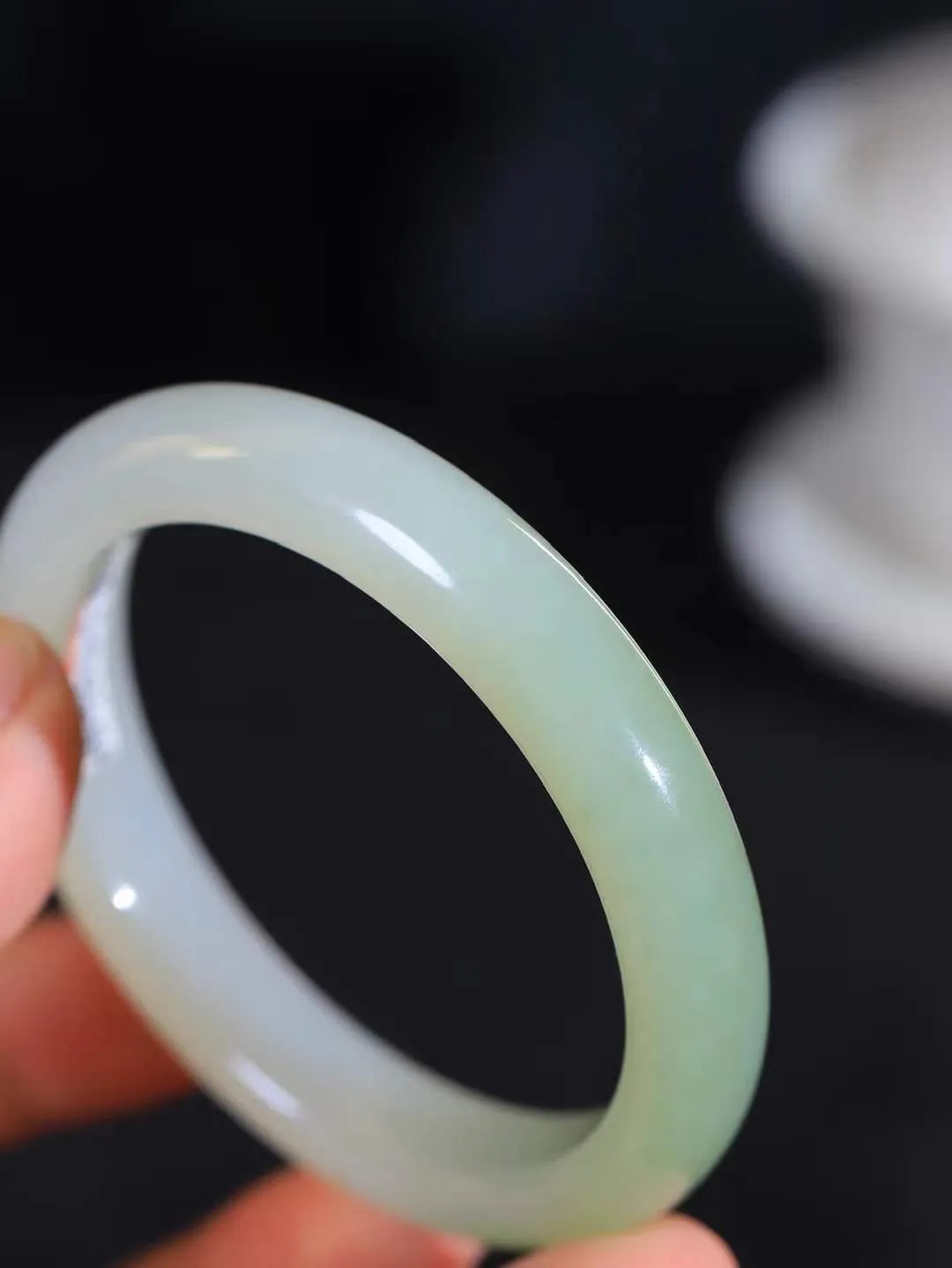 【翠色怡人.手镯】

精品和田玉翠青手镯，精品超级美镯，玉质细腻饱满，️温润脂香，仙雾缥缈，怡静如画，意蕴十足～，戴于腕间，神秘与高贵并存，给人以出尘的风雅，优美脱俗，气质非凡。重47.8克 内径55.5mm尺寸11.6-8.4mm19125300A