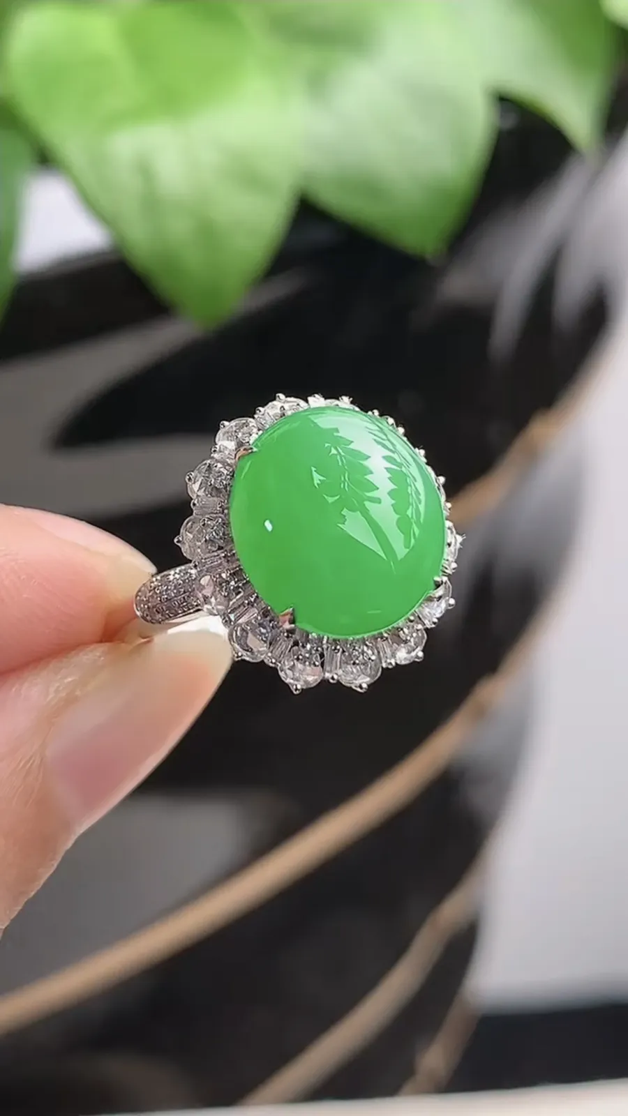 a货翡翠老坑冰种18K金伴钻镶嵌阳绿蛋面戒指 圈口17.6裸石尺寸11.5×10.5mm 重量3.82g 1204