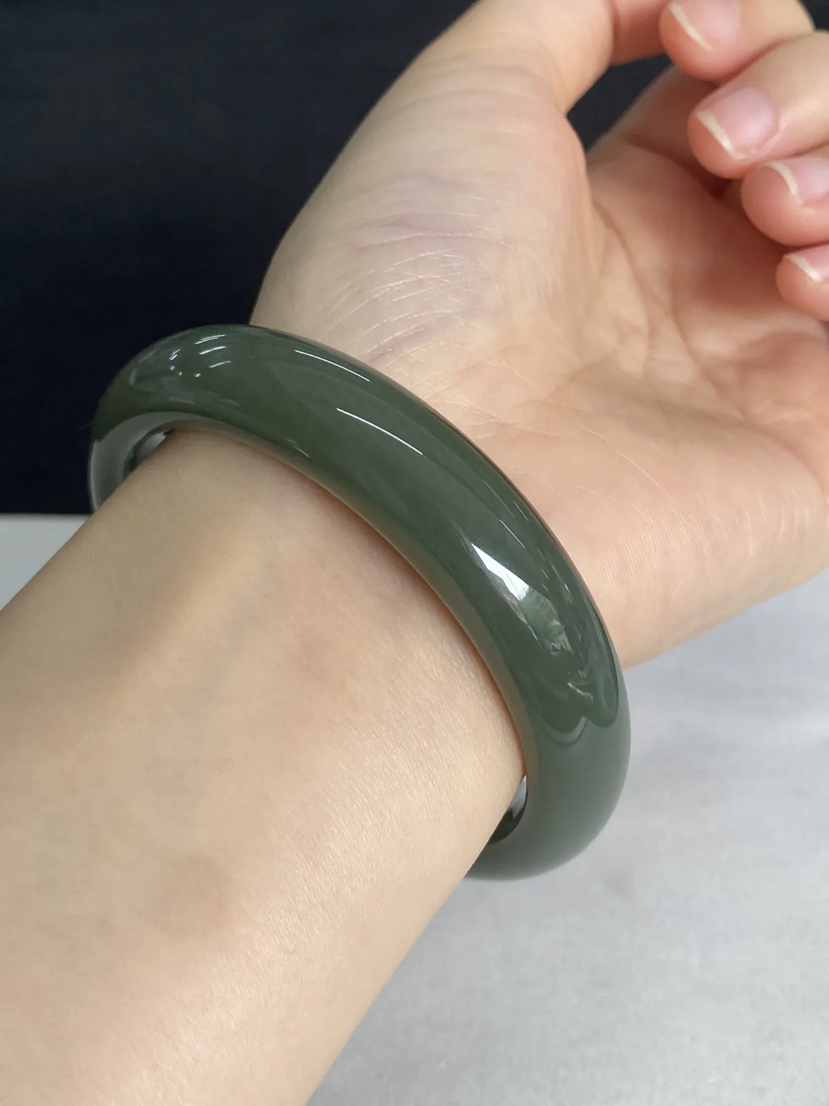 正圈56.9圈口，和田玉手镯